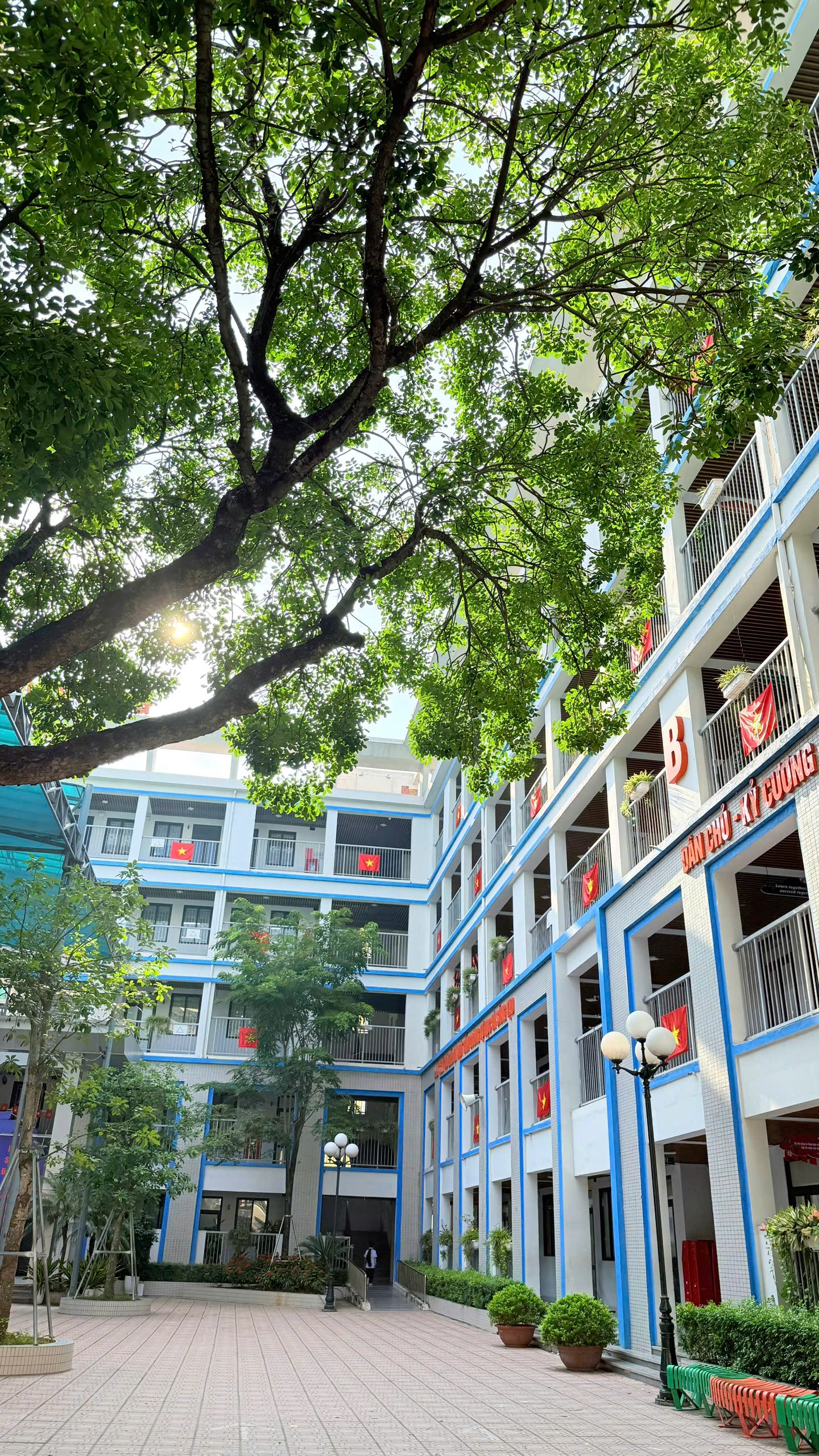 Ảnh có chứa ngoài trời, tòa nhà, Khu phố, cửa sổ

Nội dung do AI tạo ra có thể không chính xác.