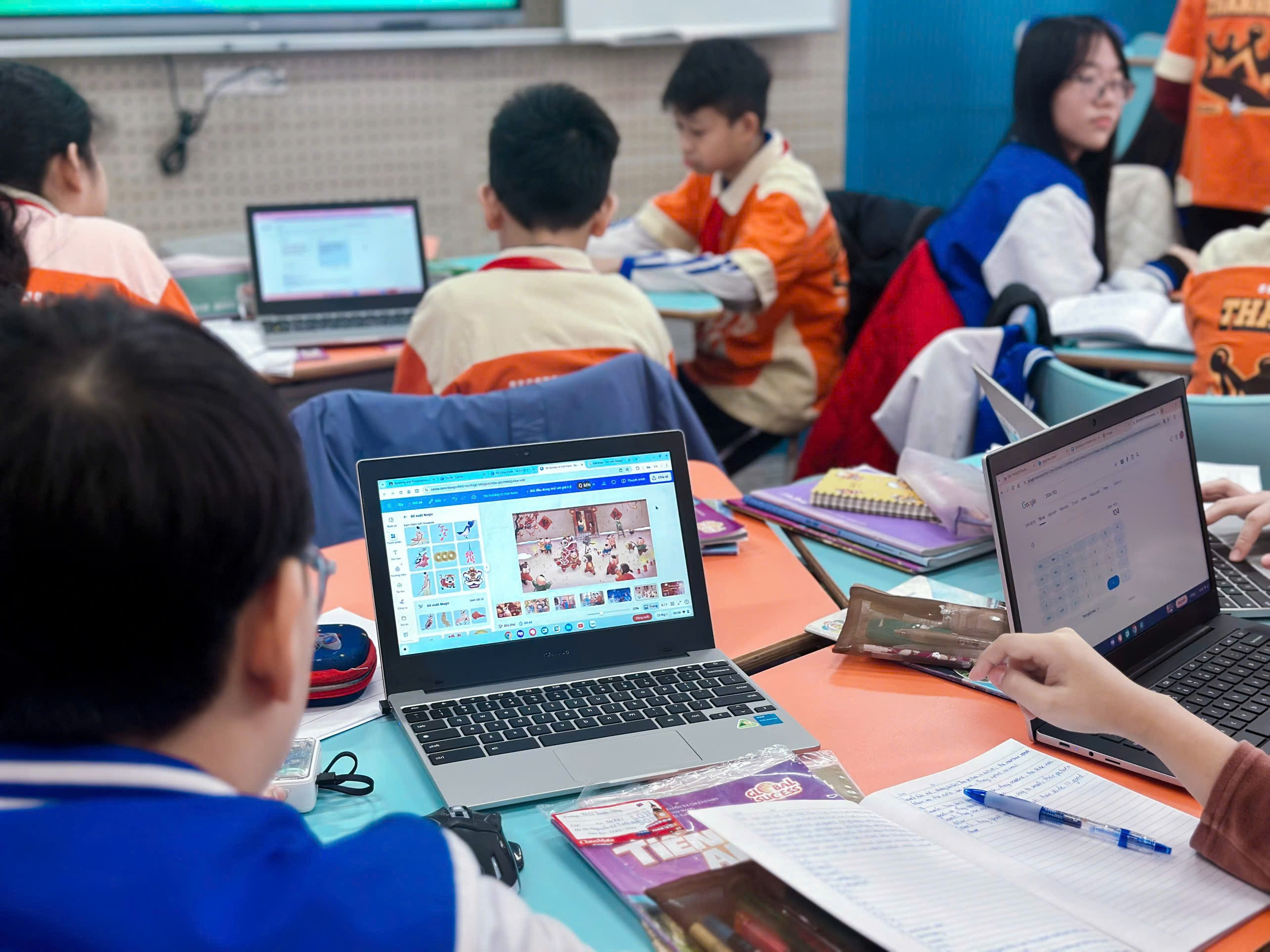 A group of students in a classroom

Description automatically generated