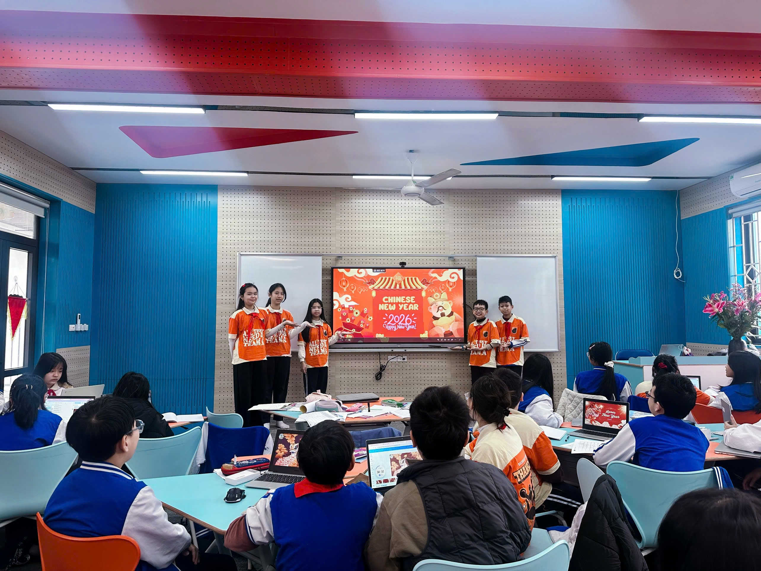 A group of people in a classroom

Description automatically generated