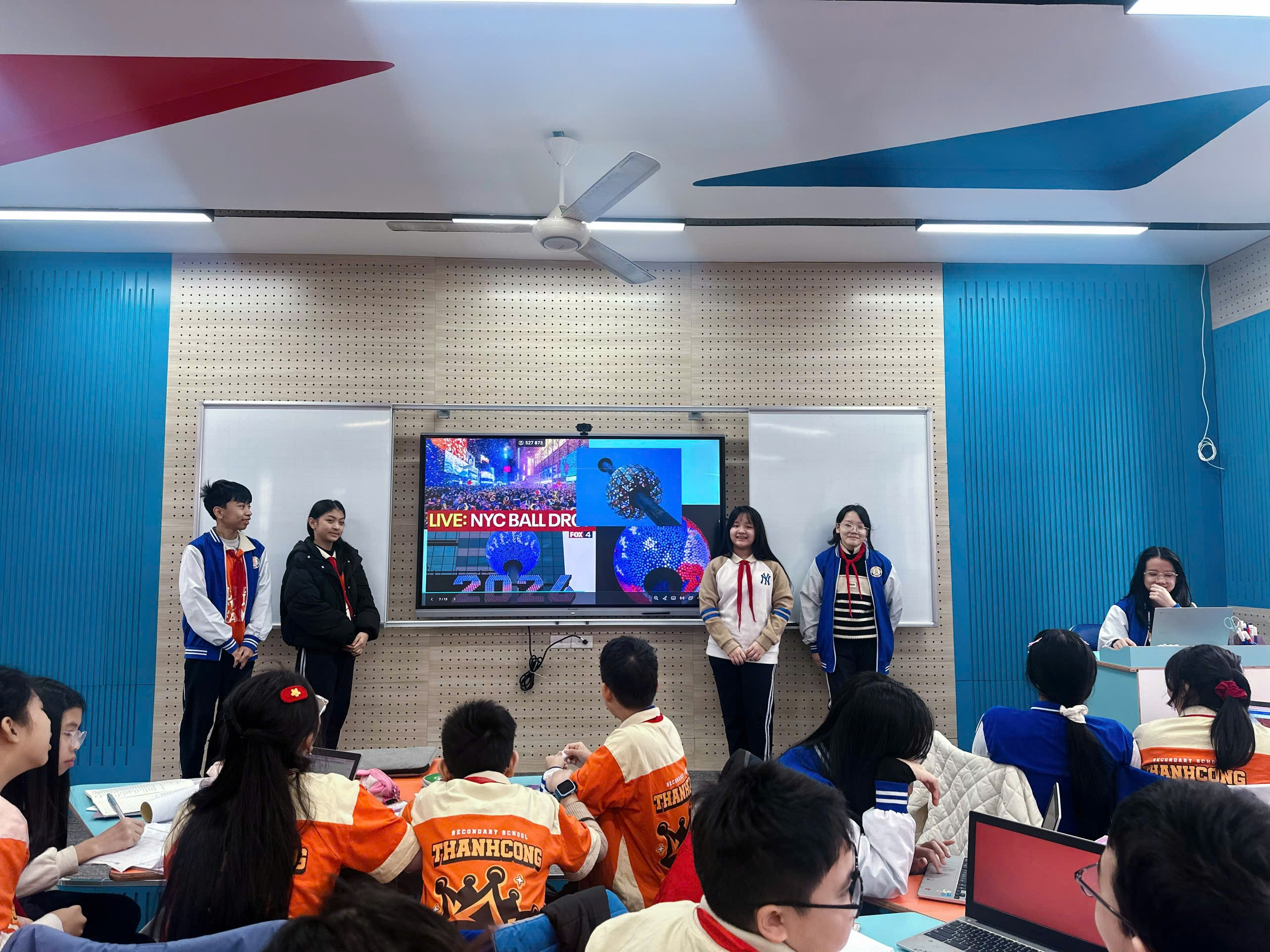 A group of people in a room

Description automatically generated