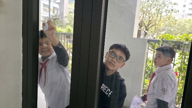 A child taking a selfie

Description automatically generated