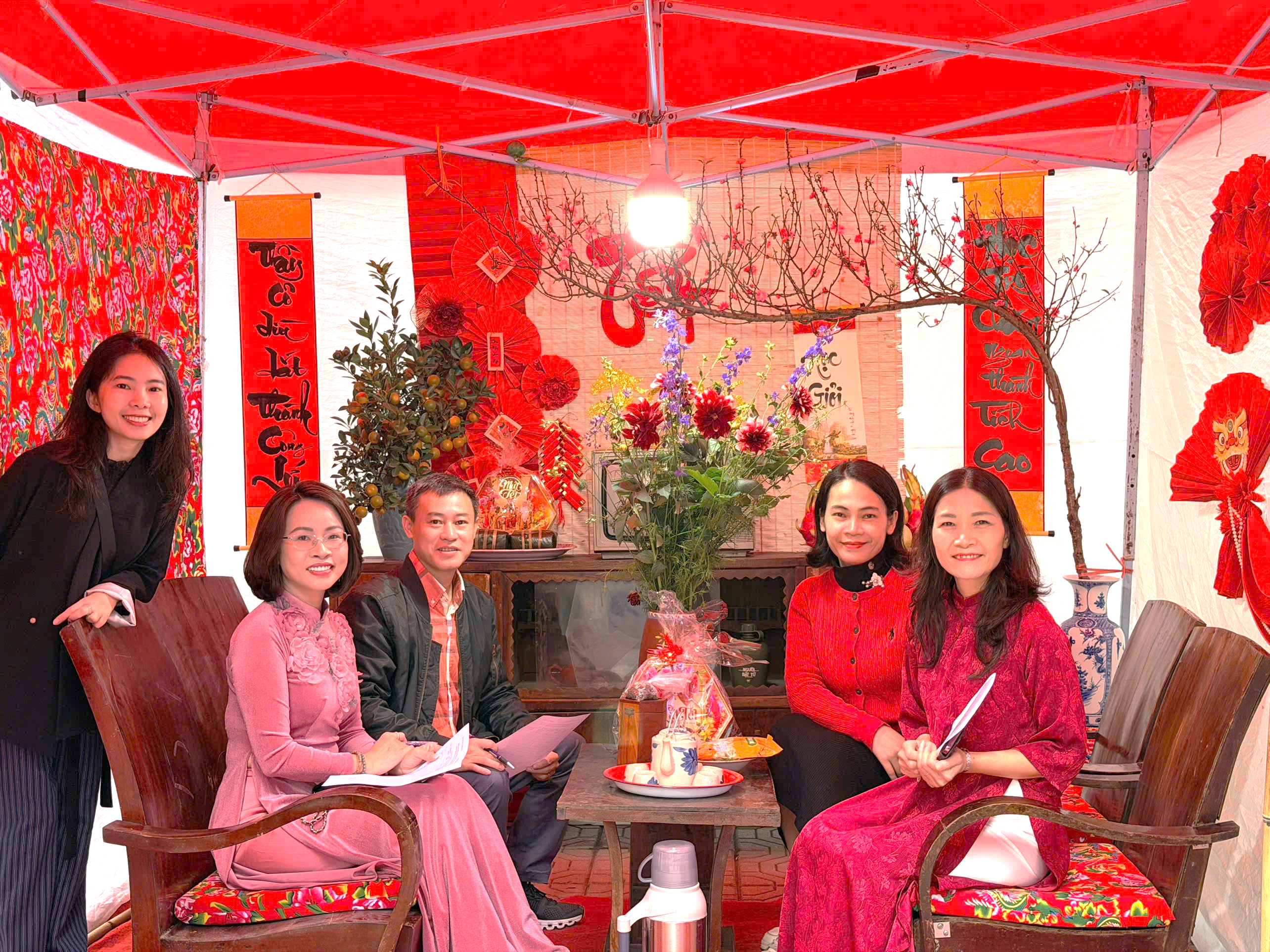 Ảnh có chứa trang phục, người, trong nhà, đồ đạc

Nội dung do AI tạo ra có thể không chính xác.