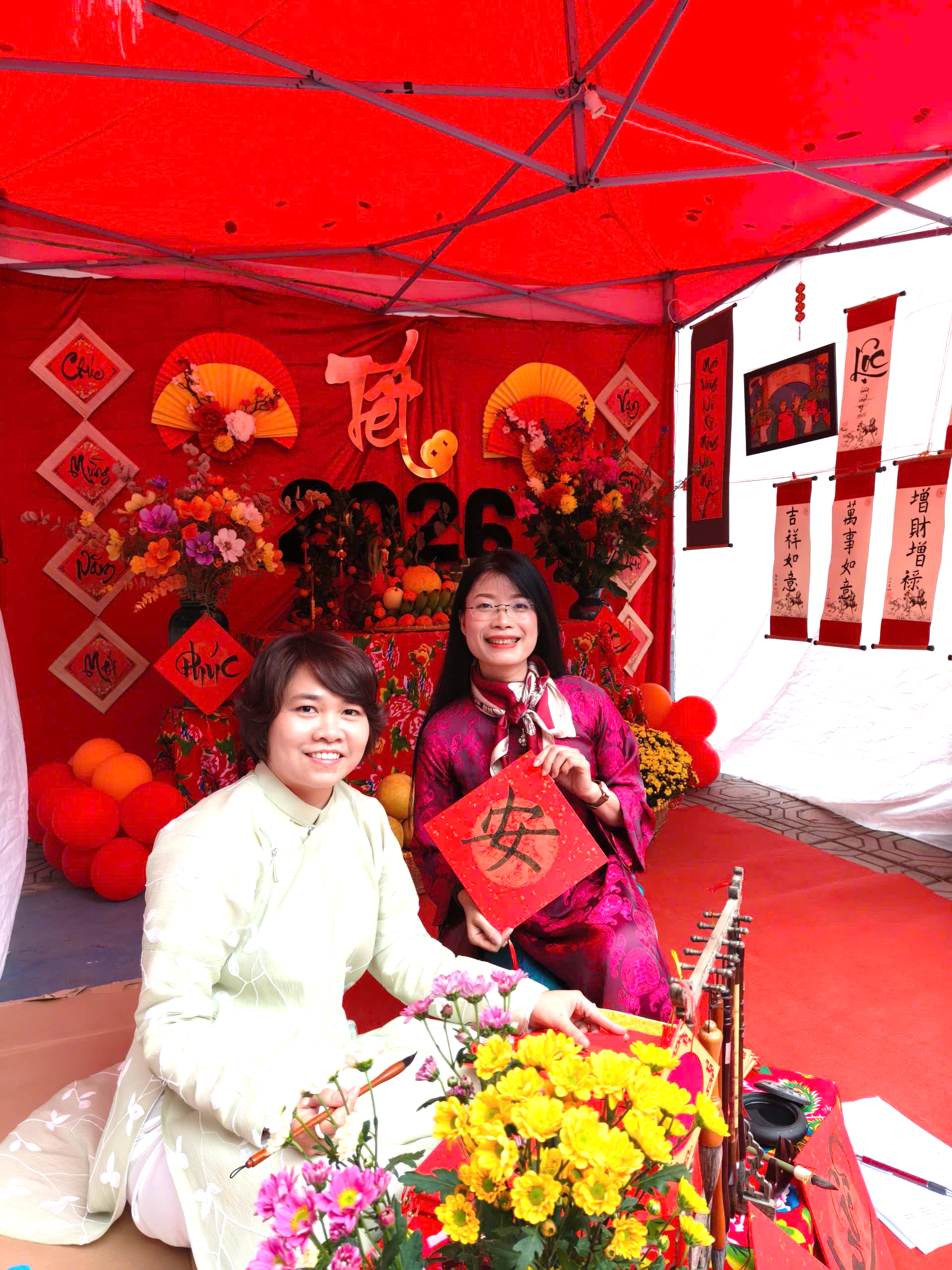 Ảnh có chứa người, trang phục, Thiết kế hoa cỏ, Cắm hoa

Nội dung do AI tạo ra có thể không chính xác.