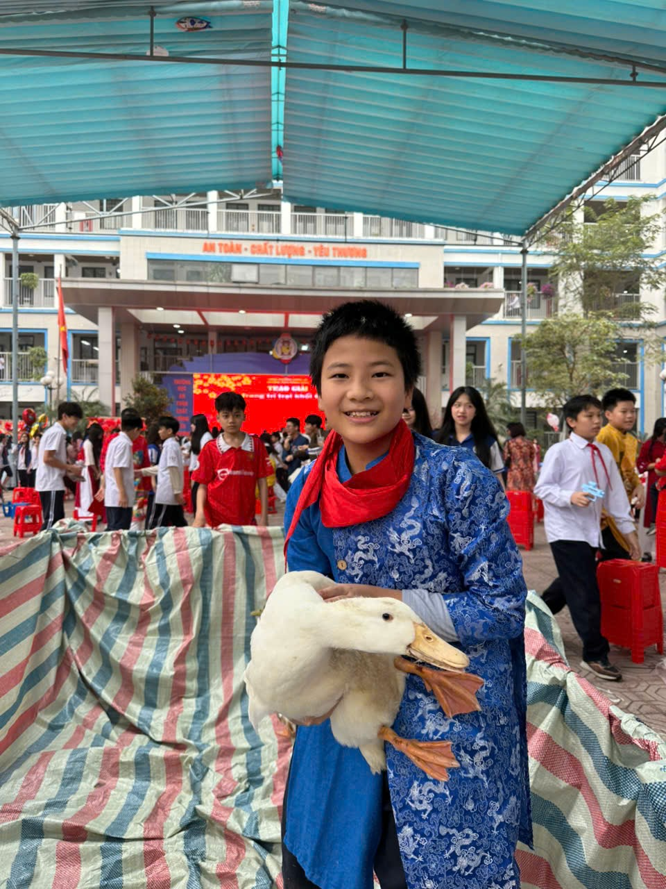 Ảnh có chứa người, trang phục, Mặt người, cười

Nội dung do AI tạo ra có thể không chính xác.