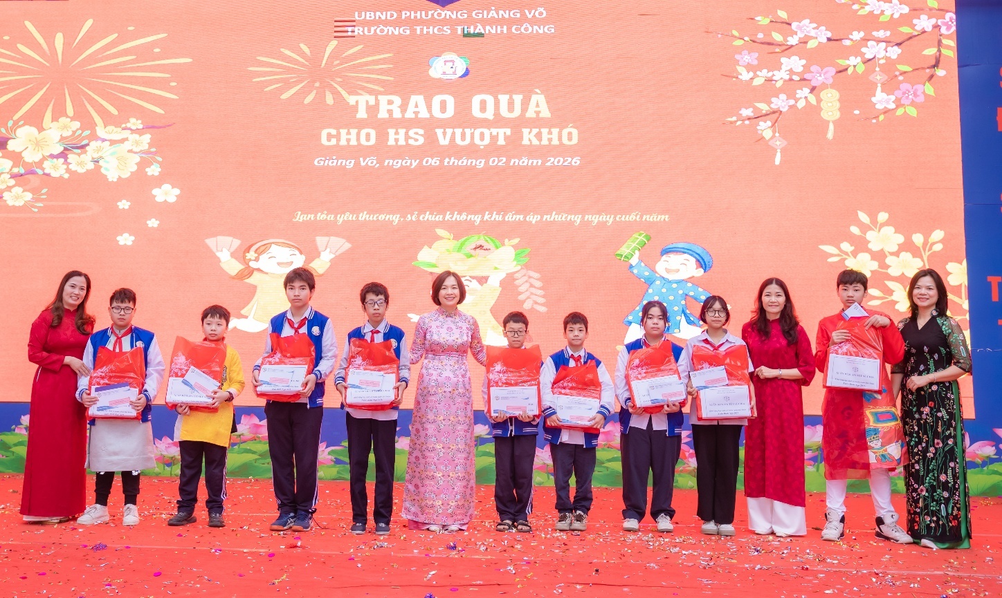 Ảnh có chứa văn bản, trang phục, người, cười

Nội dung do AI tạo ra có thể không chính xác.