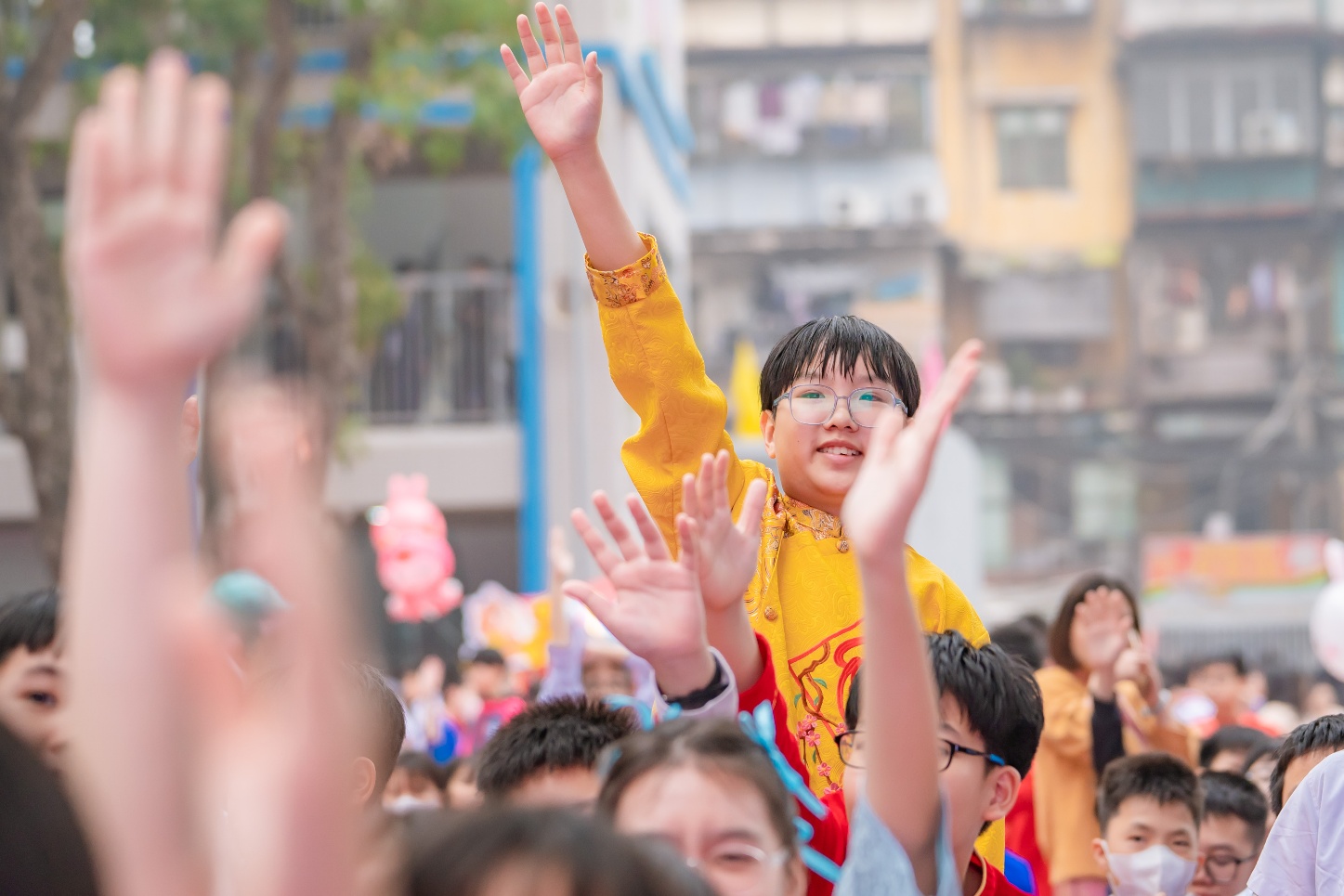 Ảnh có chứa Mặt người, người, trang phục, ngoài trời

Nội dung do AI tạo ra có thể không chính xác.