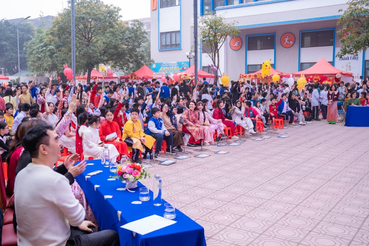 Ảnh có chứa trang phục, người, ngoài trời, bầu trời

Nội dung do AI tạo ra có thể không chính xác.