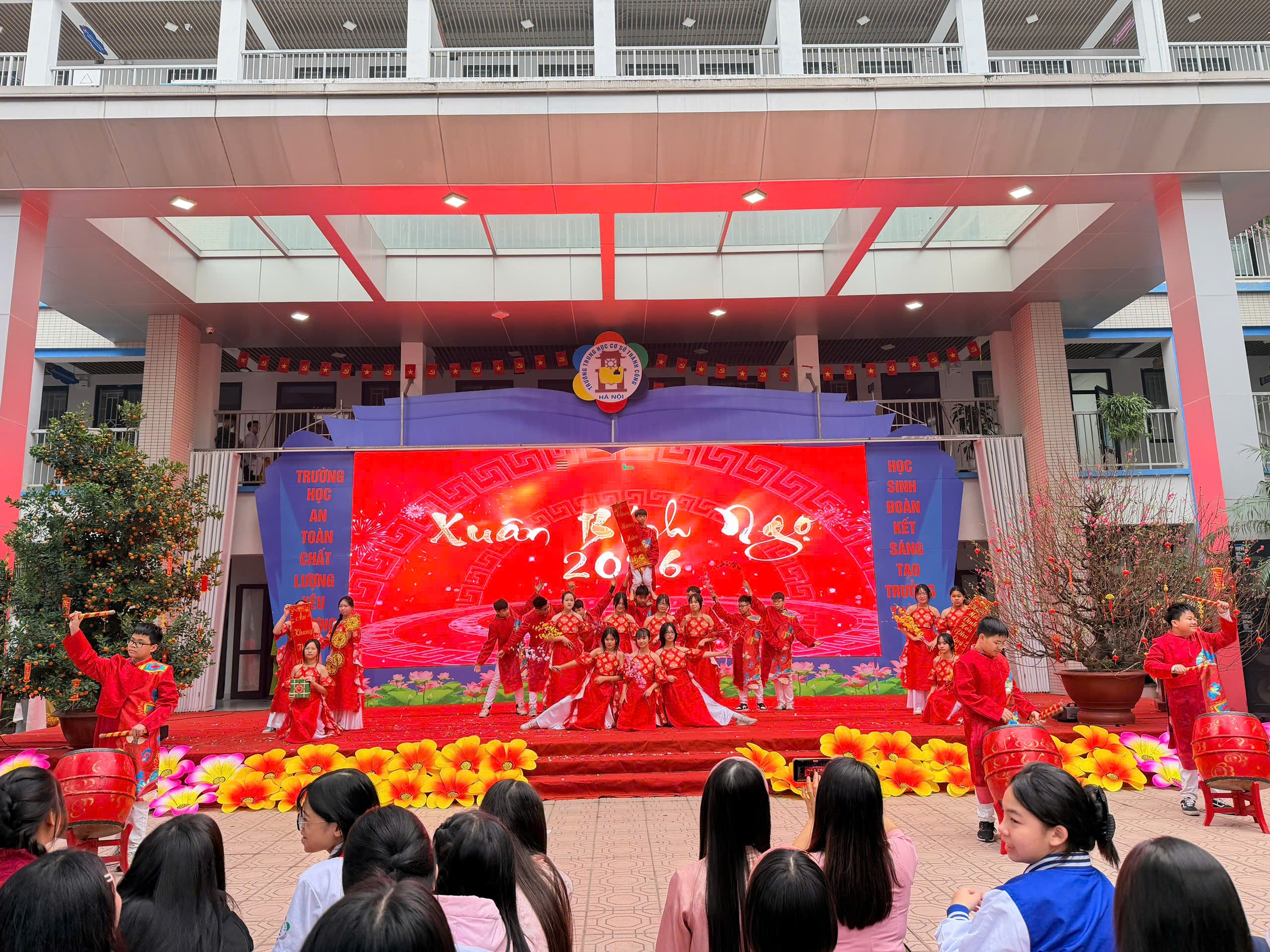 Ảnh có chứa trang phục, người, hoa, tòa nhà

Nội dung do AI tạo ra có thể không chính xác.