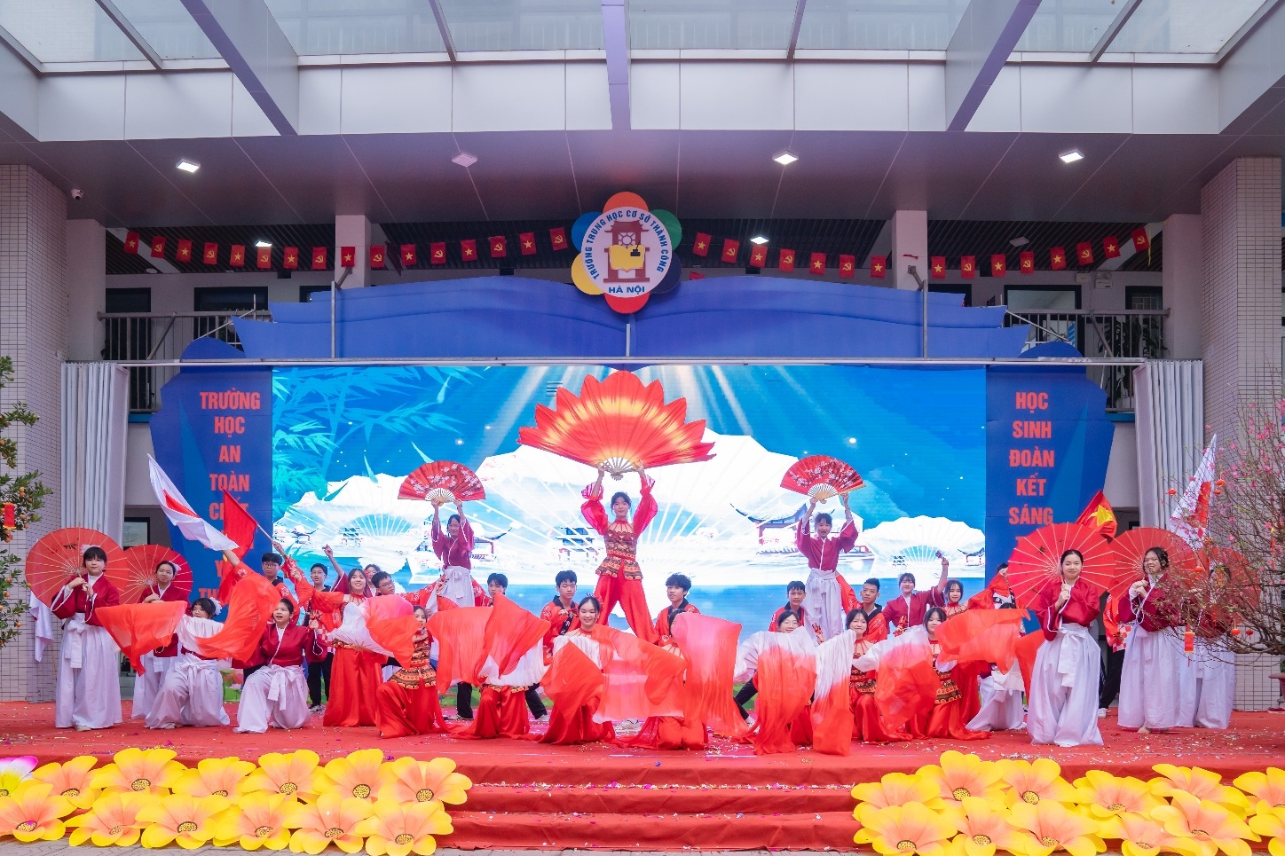 Ảnh có chứa hoa, Đồ dùng cho tiệc, trong nhà, rộng lớn

Nội dung do AI tạo ra có thể không chính xác.