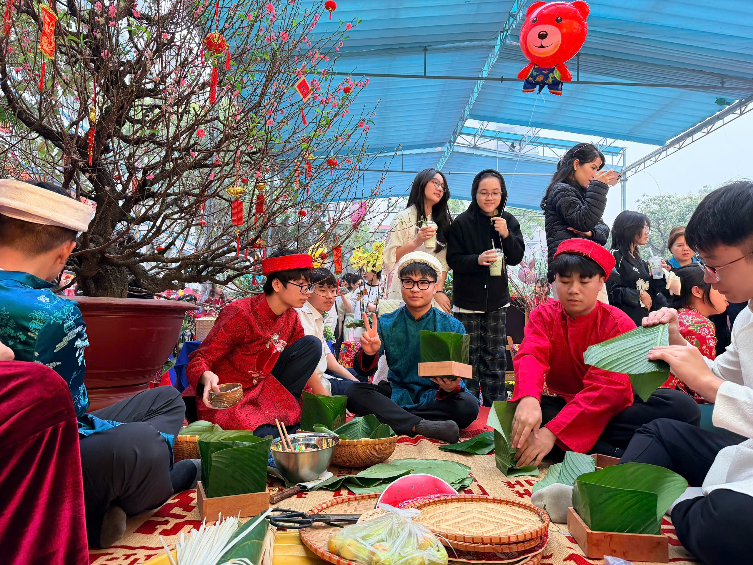 Ảnh có chứa trang phục, người, ngoài trời, đàn ông

Nội dung do AI tạo ra có thể không chính xác.