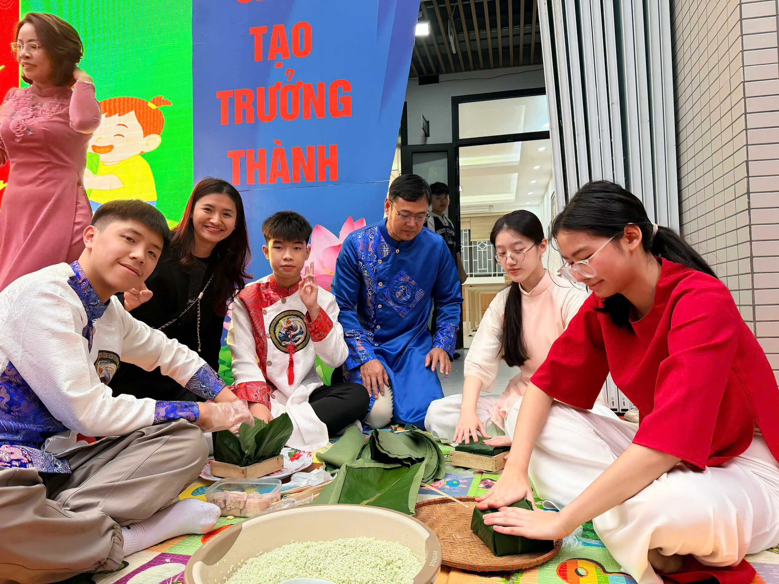 Ảnh có chứa trang phục, người, Mặt người, nhóm

Nội dung do AI tạo ra có thể không chính xác.