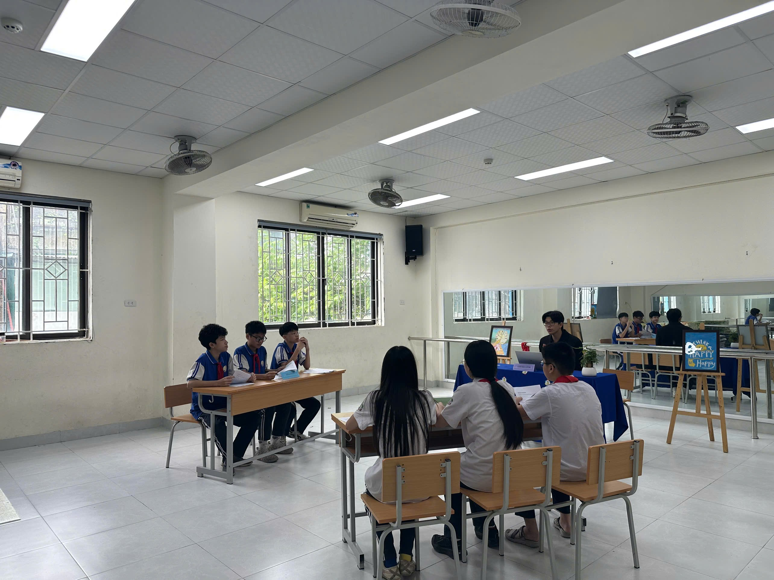 A group of students in a classroom

Description automatically generated