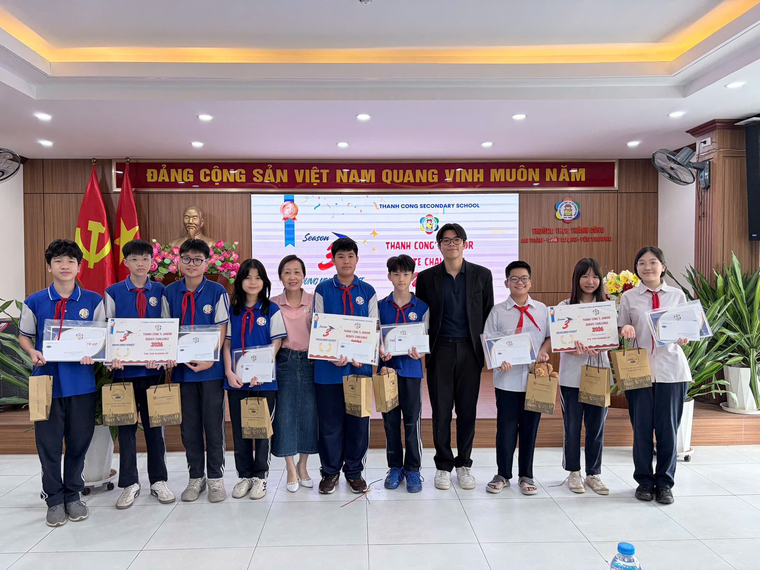 A group of people holding certificates

Description automatically generated
