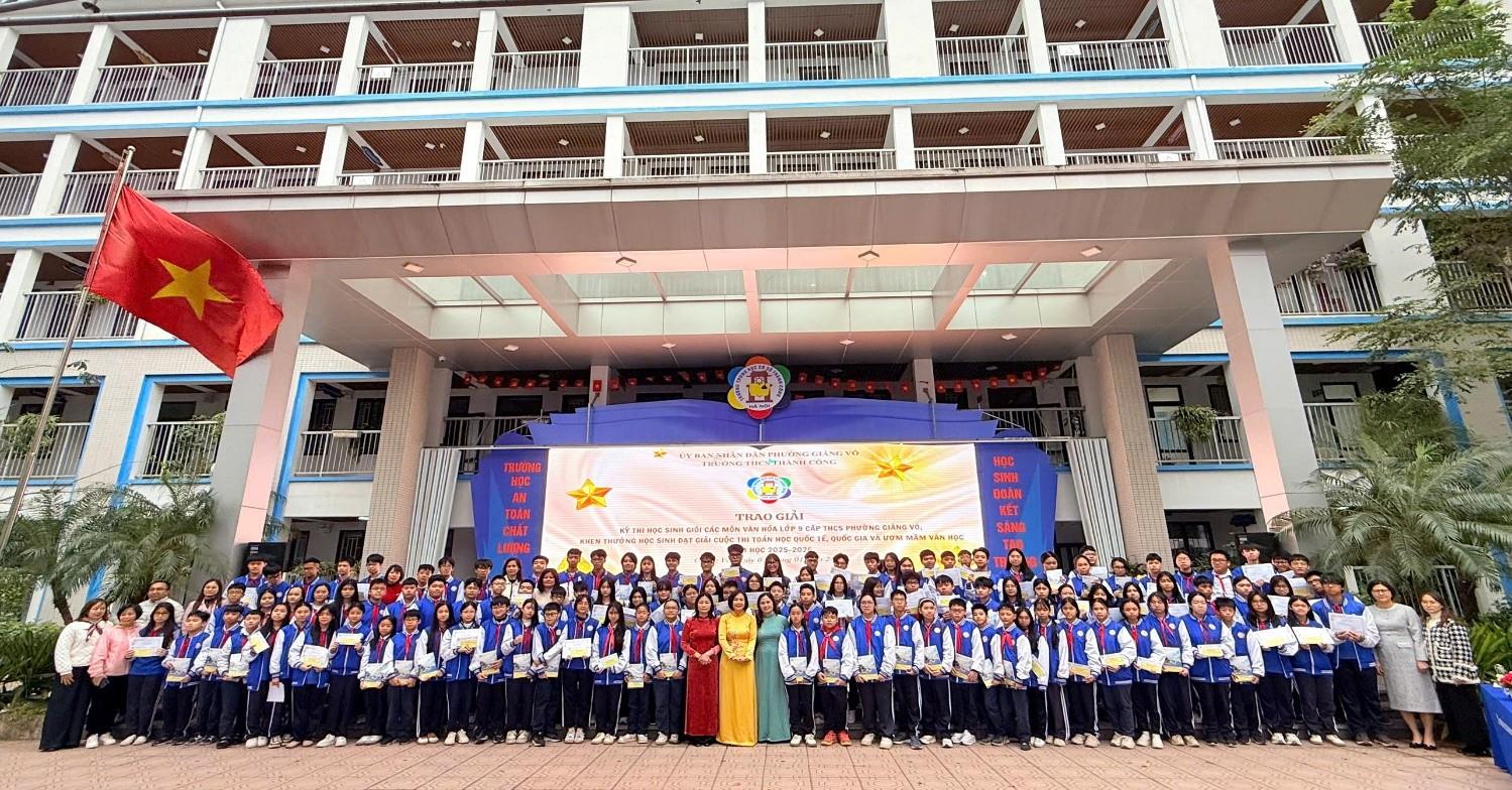 Niềm vui đầu năm mới: Lễ trao thưởng cho 64 học sinh giỏi các môn văn hóa lớp 9 cấp phường và 36 học sinh đạt các giải toán quốc tế