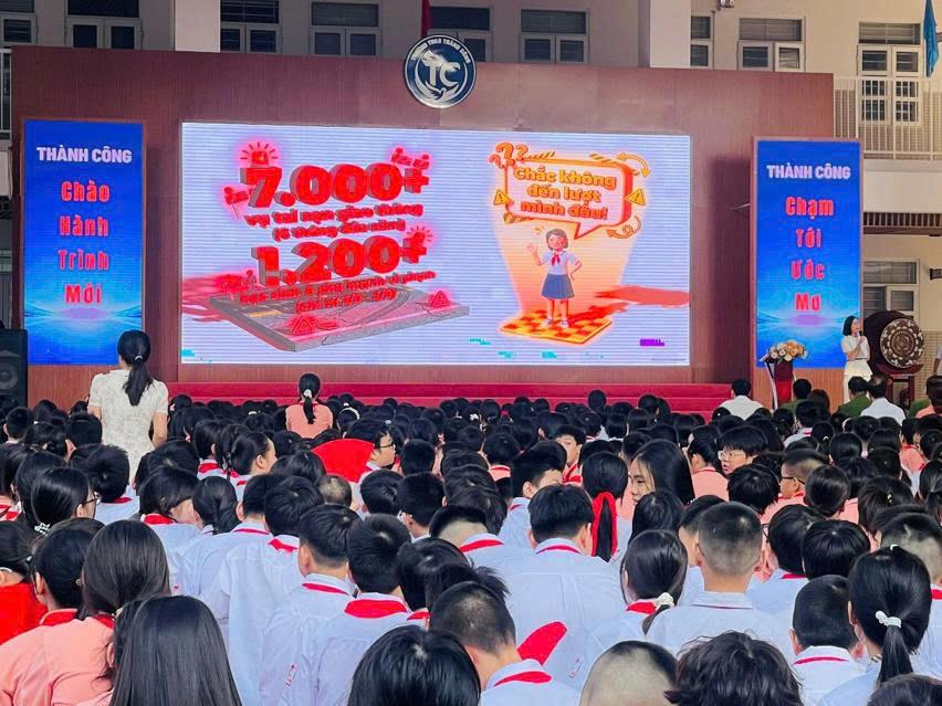 ​Sinh hoạt dưới cờ: an toàn giao thông, văn minh đô thị