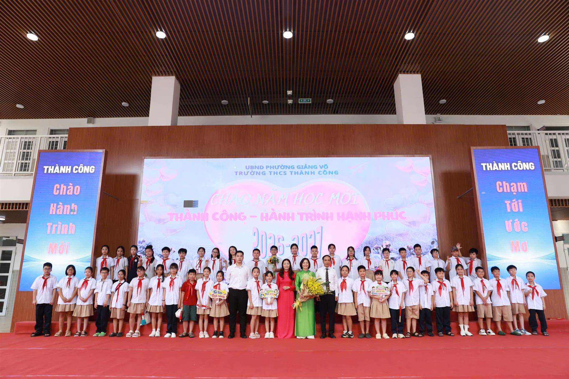 Ngày đầu gặp gỡ gia đình A8 dưới mái nhà Thành Công