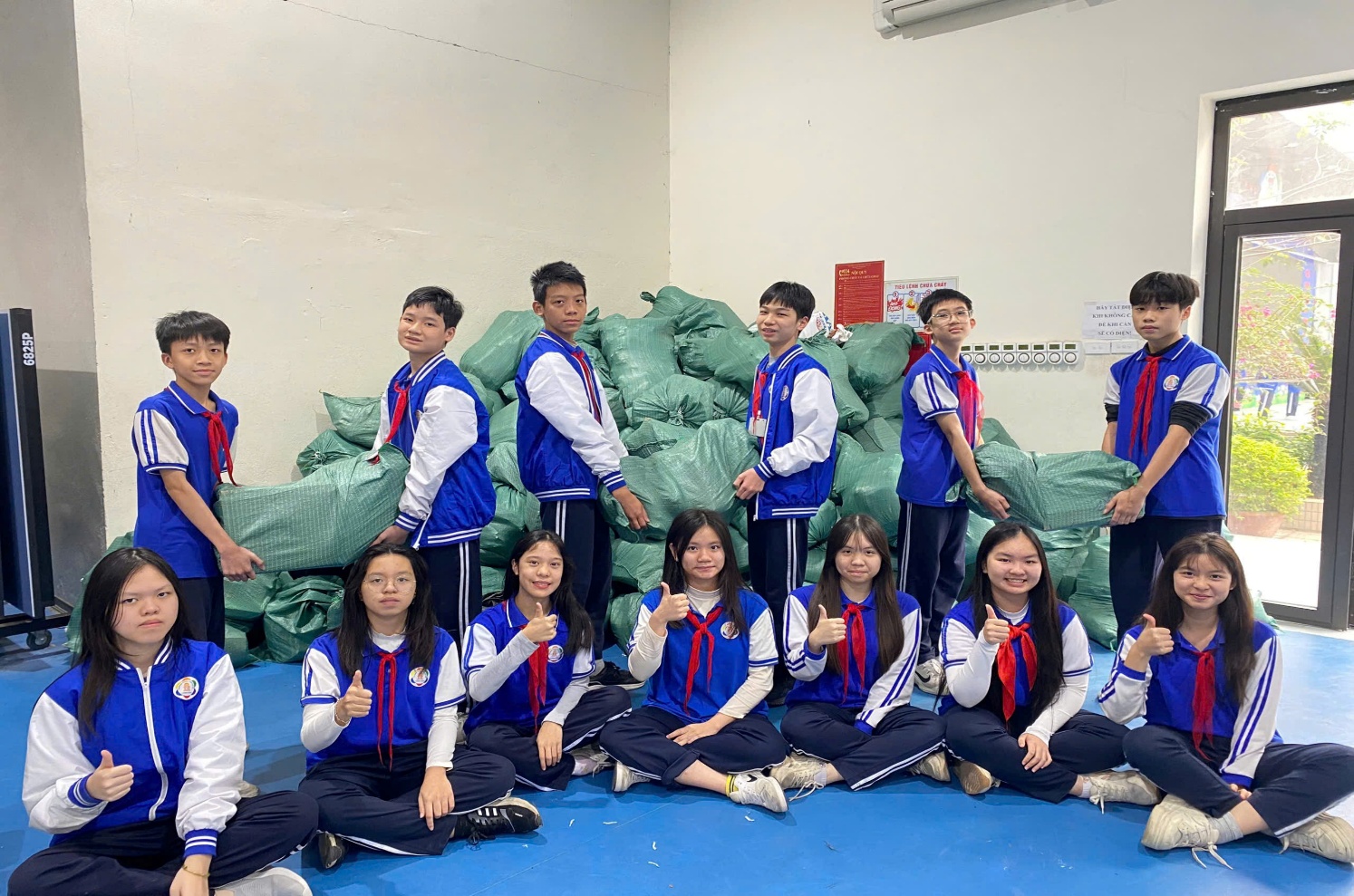 C:\Users\Nguyễn Thu Hòa\Desktop\z7381057732089_3898902497b6b88982b132518d7e4c0b.jpg