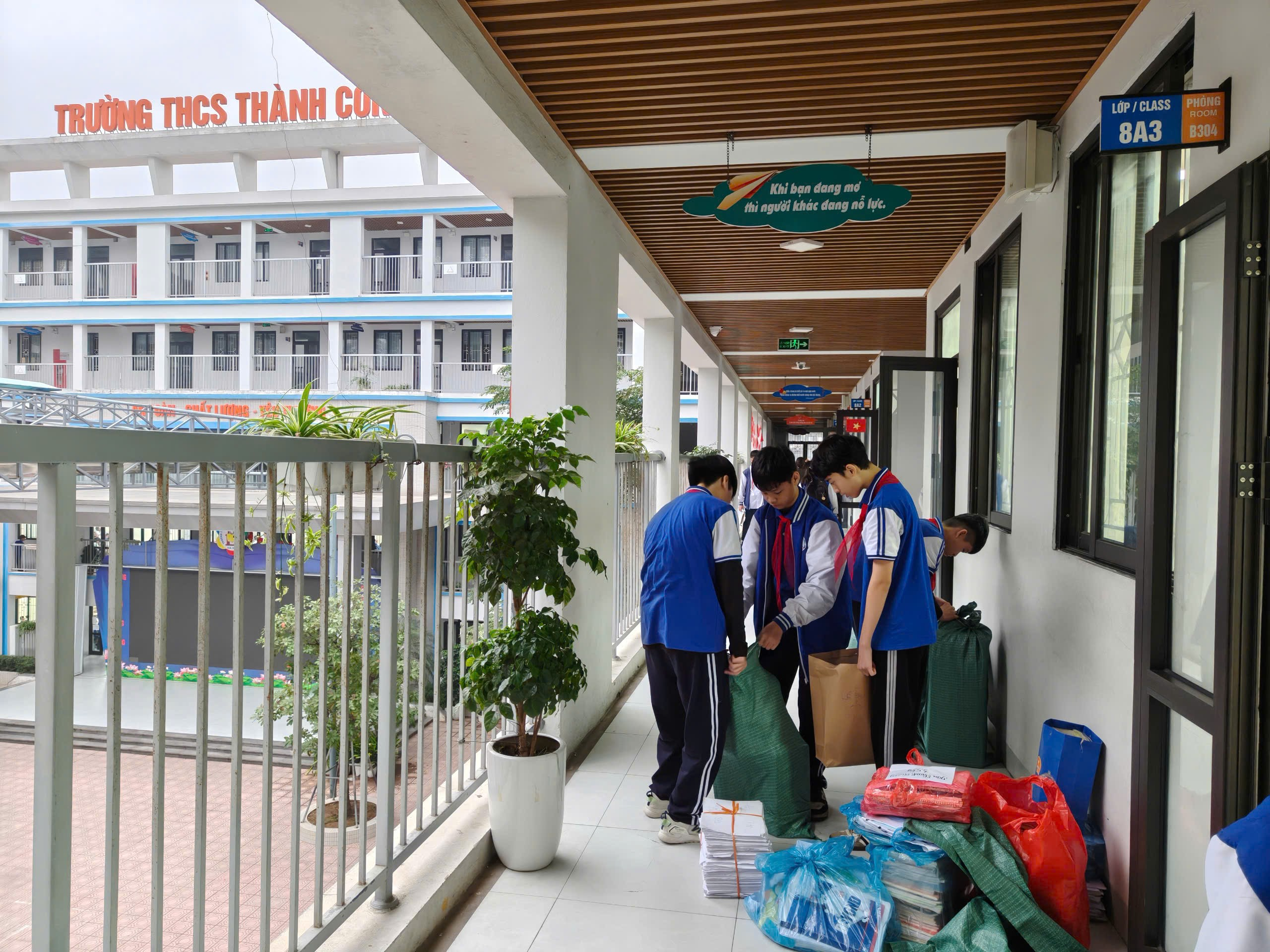 Ảnh có chứa trang phục, người, thực vật, giày dép

Nội dung do AI tạo ra có thể không chính xác.