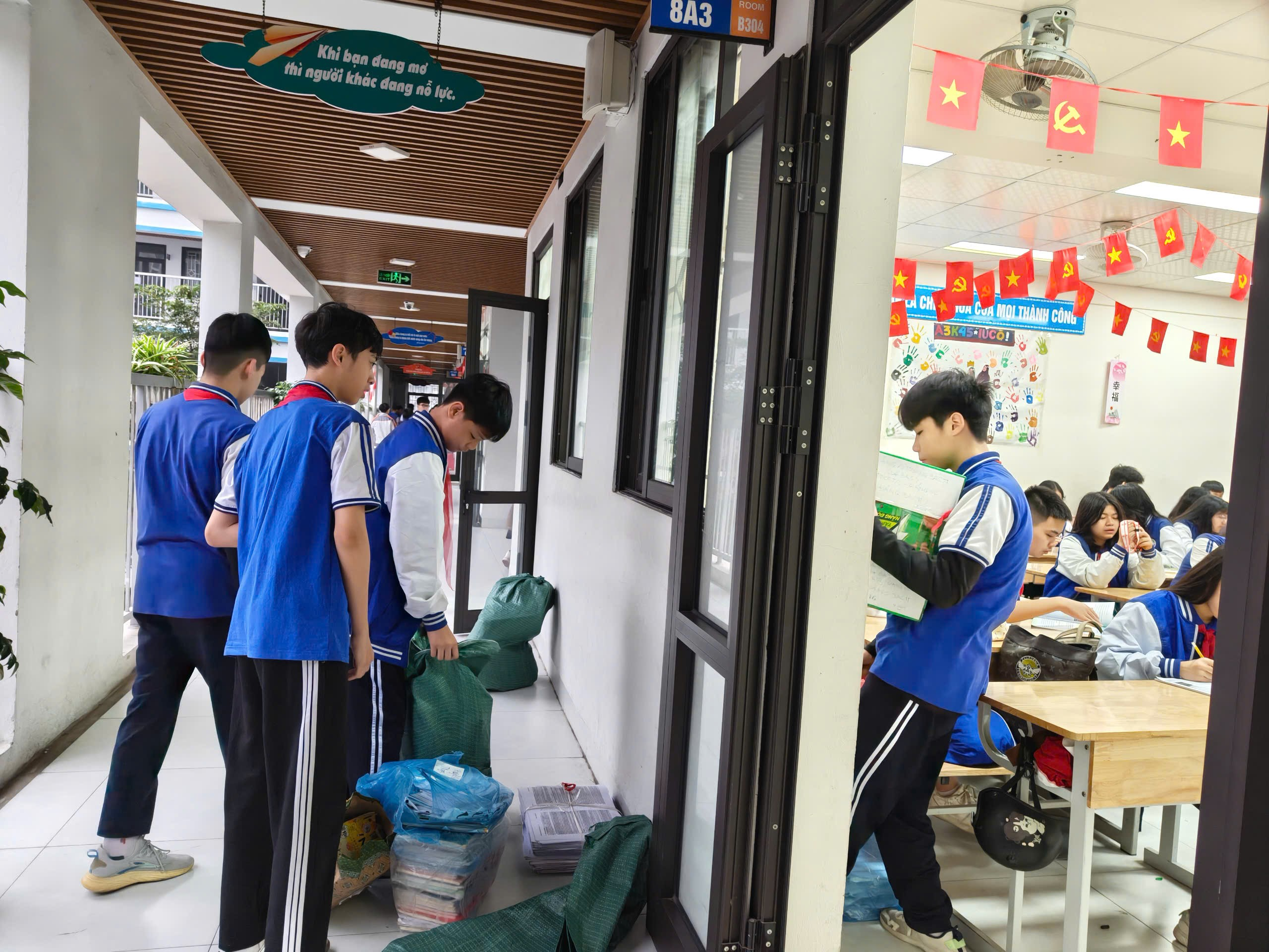 Ảnh có chứa trang phục, giày dép, người, cậu bé

Nội dung do AI tạo ra có thể không chính xác.