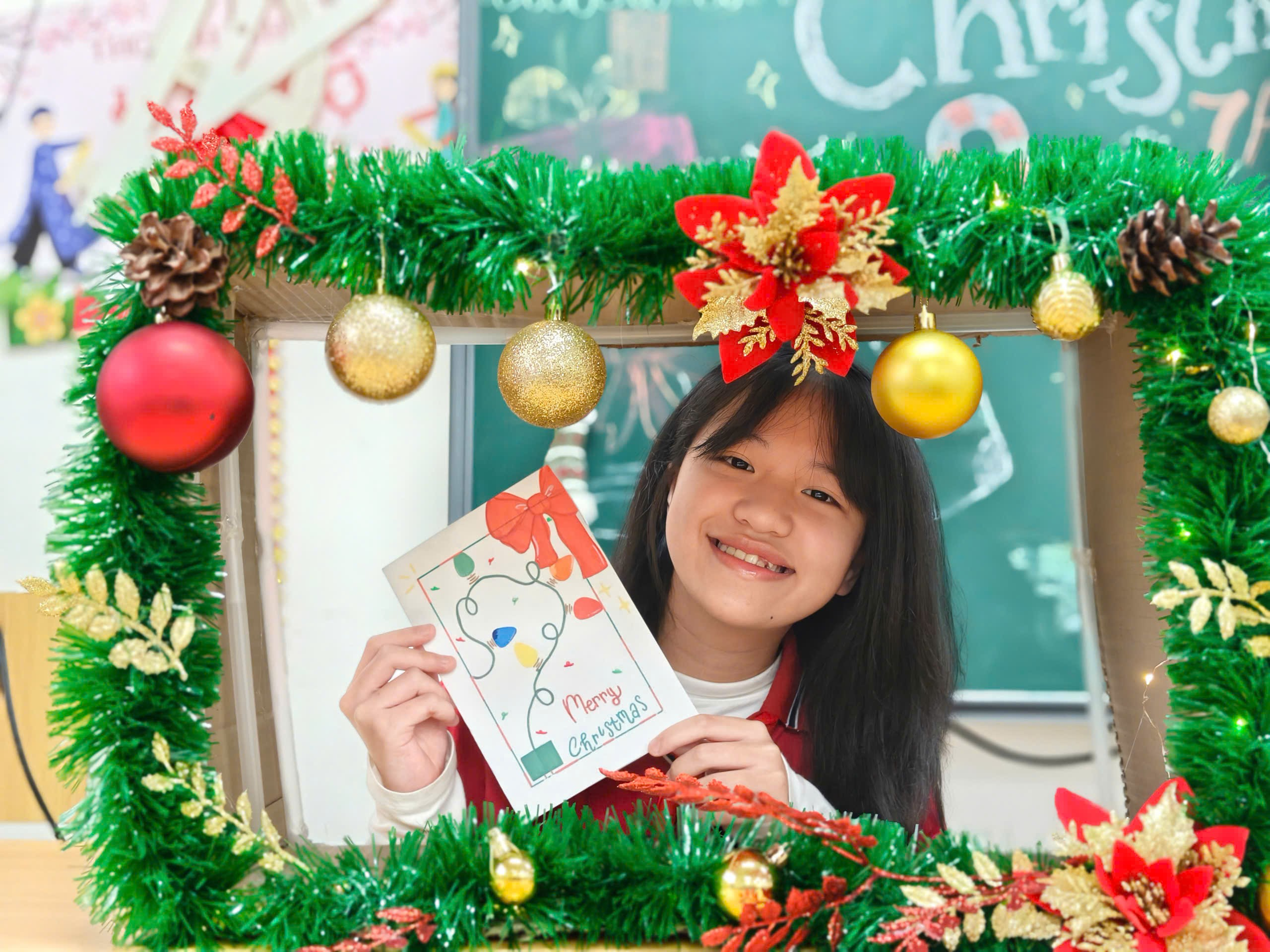 Ảnh có chứa giáng sinh, người, Mặt người, cười

Nội dung do AI tạo ra có thể không chính xác.