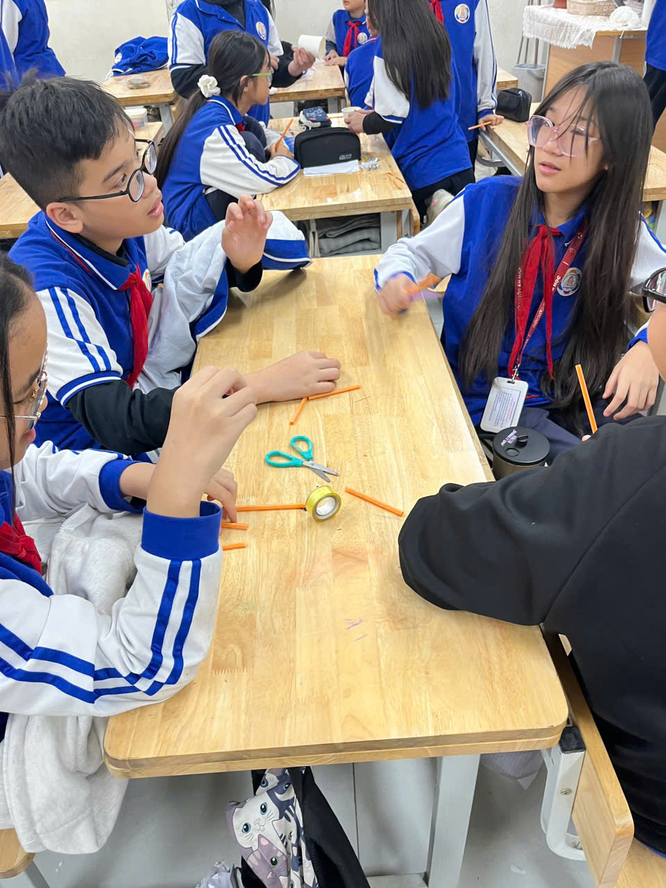 C:\Users\Nguyễn Thu Hòa\Desktop\z7461495266171_7dcbe035d0cd65a96af80525b6748831.jpg