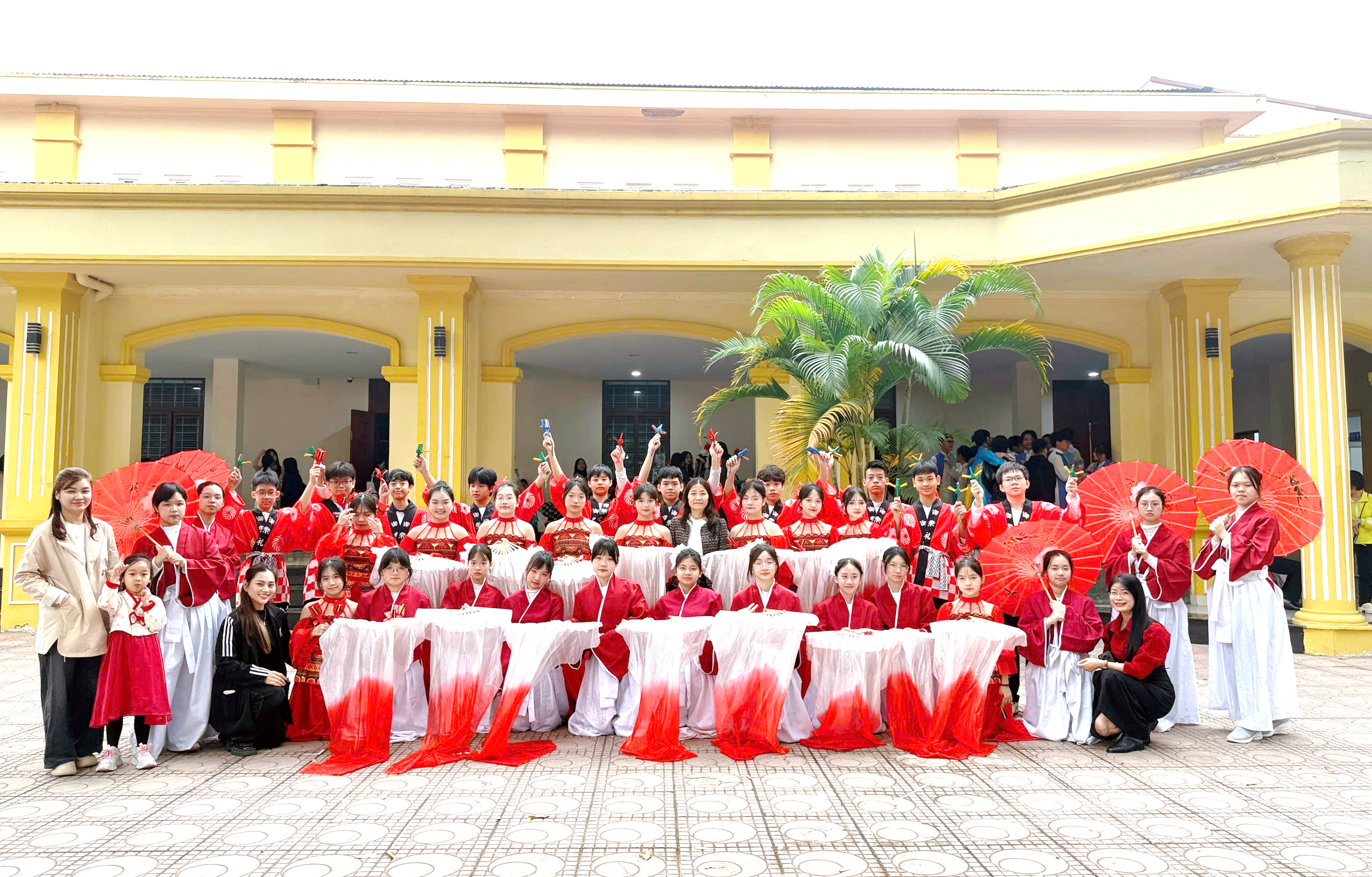 Ảnh có chứa ngoài trời, người, trang phục, Truyền thống

Nội dung do AI tạo ra có thể không chính xác.