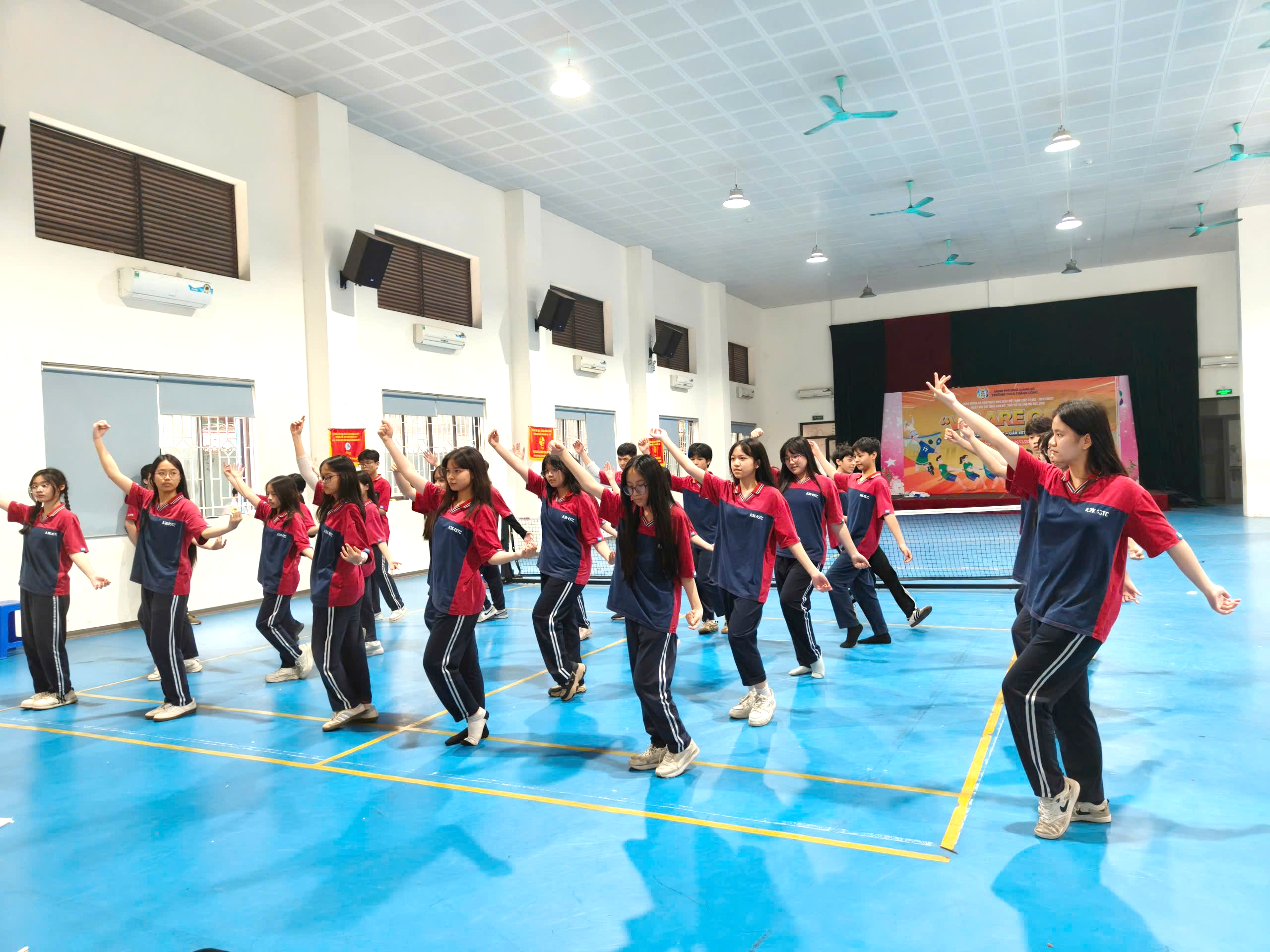 Ảnh có chứa thể thao, người, Khiêu vũ, giày dép

Nội dung do AI tạo ra có thể không chính xác.