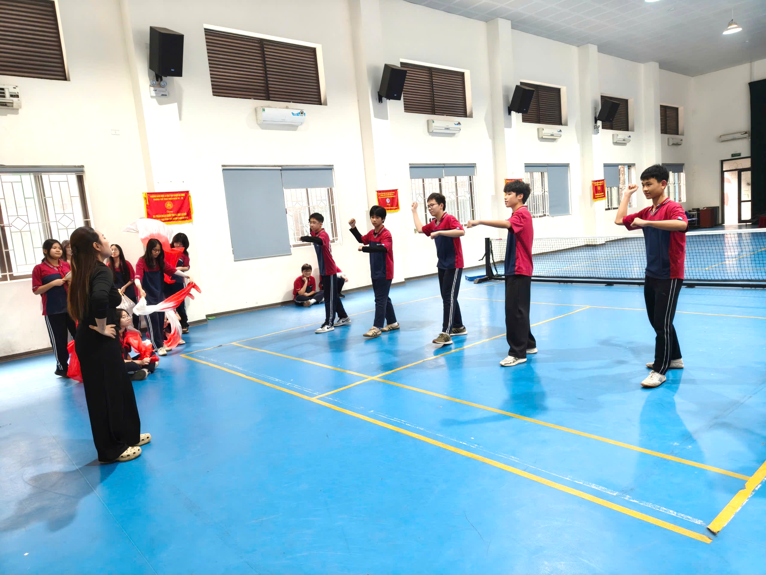 Ảnh có chứa thể thao, giày dép, người, trong nhà

Nội dung do AI tạo ra có thể không chính xác.