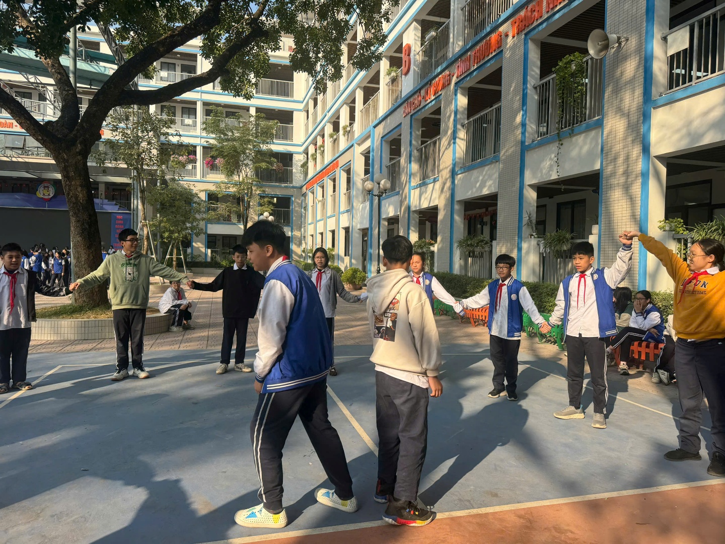 C:\Users\Nguyễn Thu Hòa\Desktop\z7471691464421_a306324d4a4de0033102950f705564a6.jpg