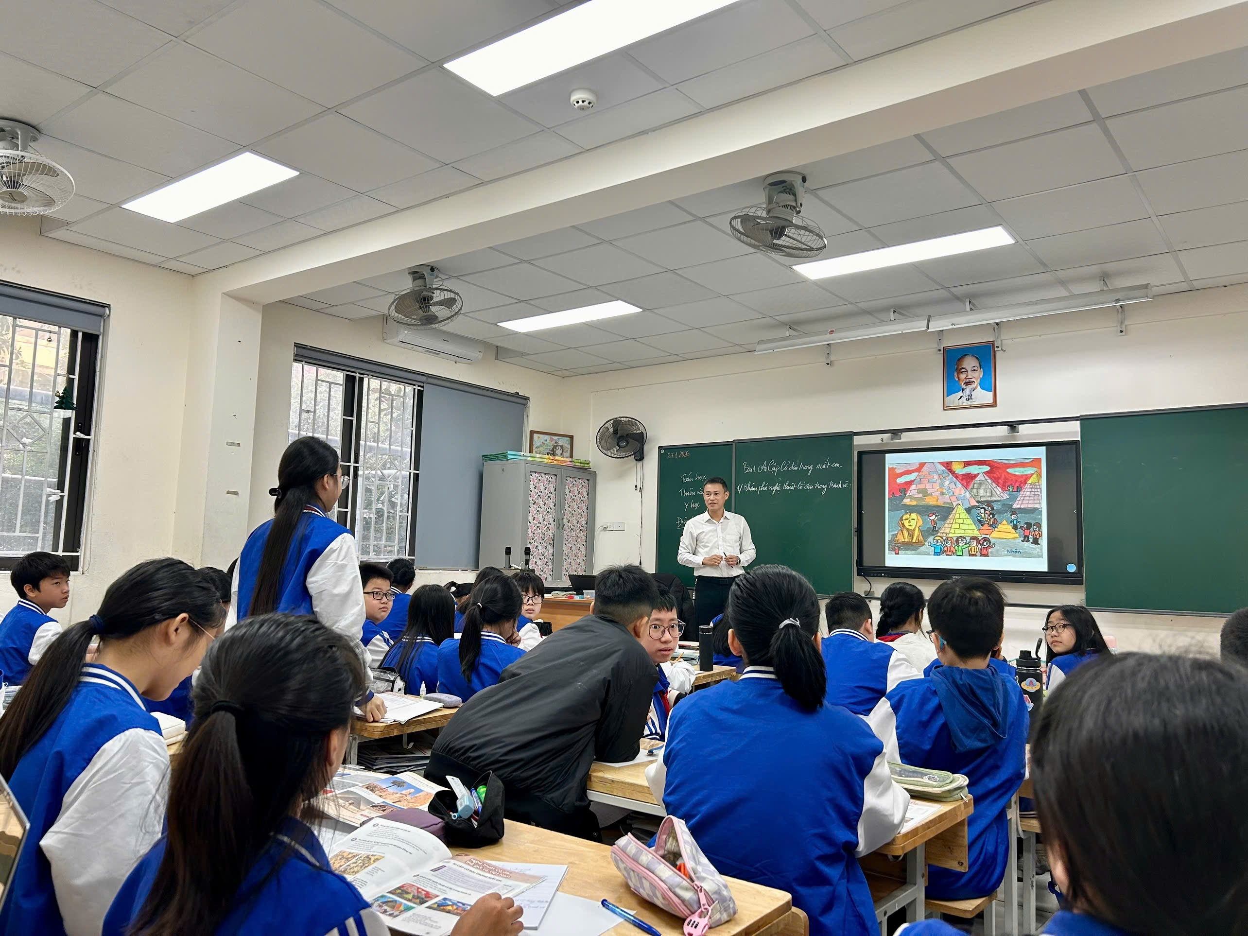 A group of students in a classroom

Description automatically generated