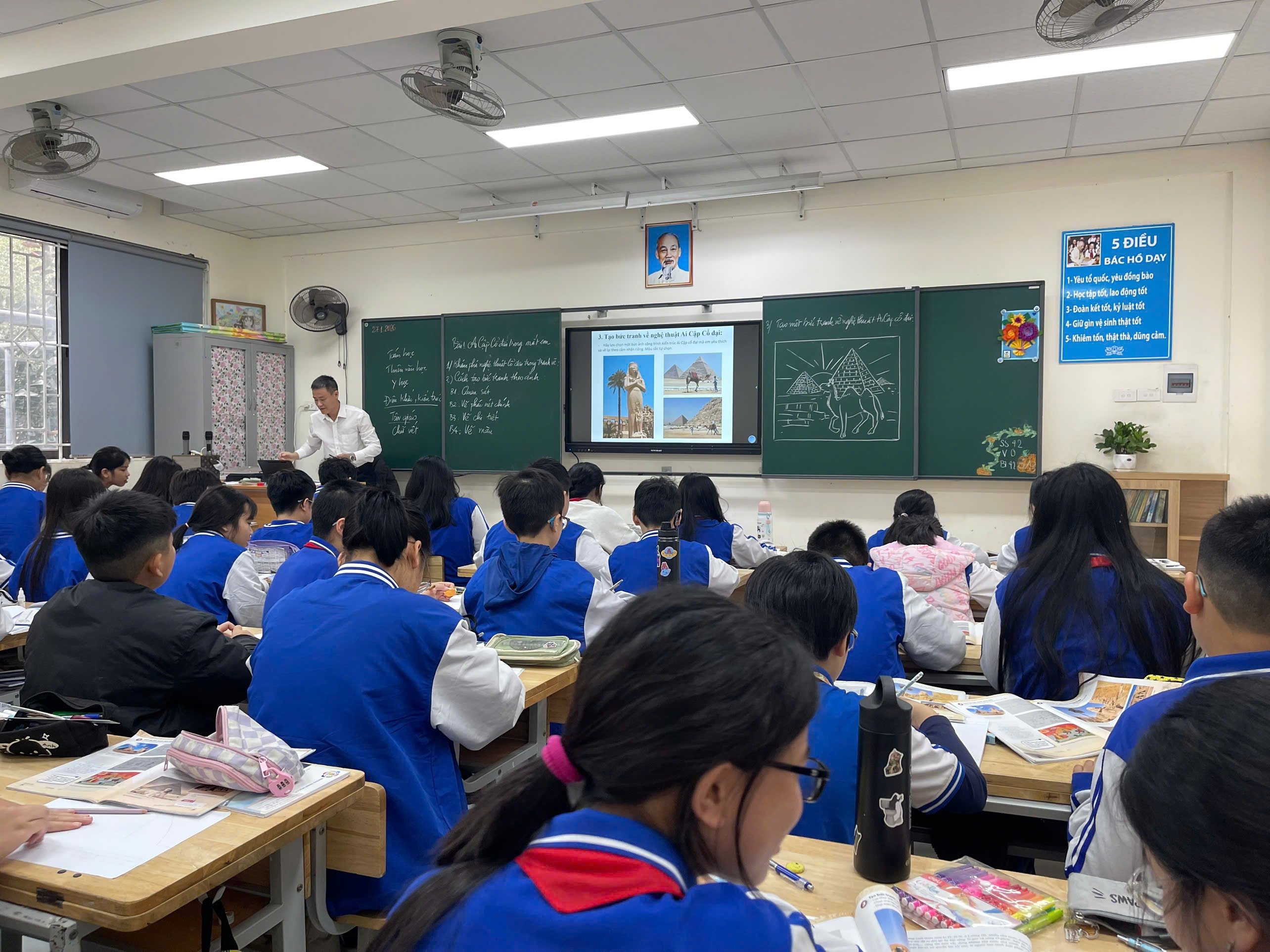 A group of students in a classroom

Description automatically generated