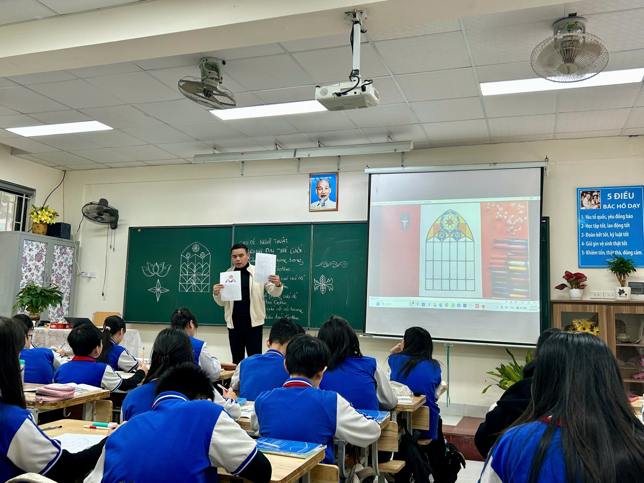 A person standing in front of a classroom

Description automatically generated