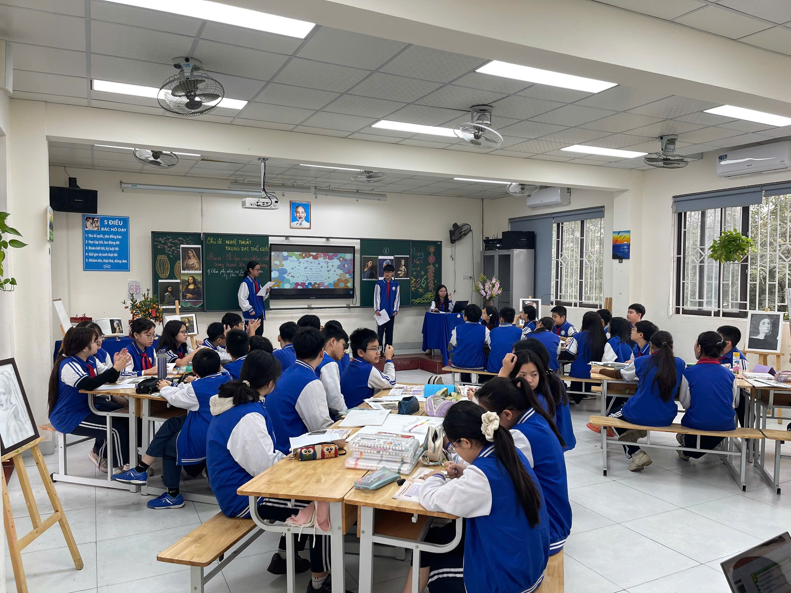 A group of students in a classroom

Description automatically generated