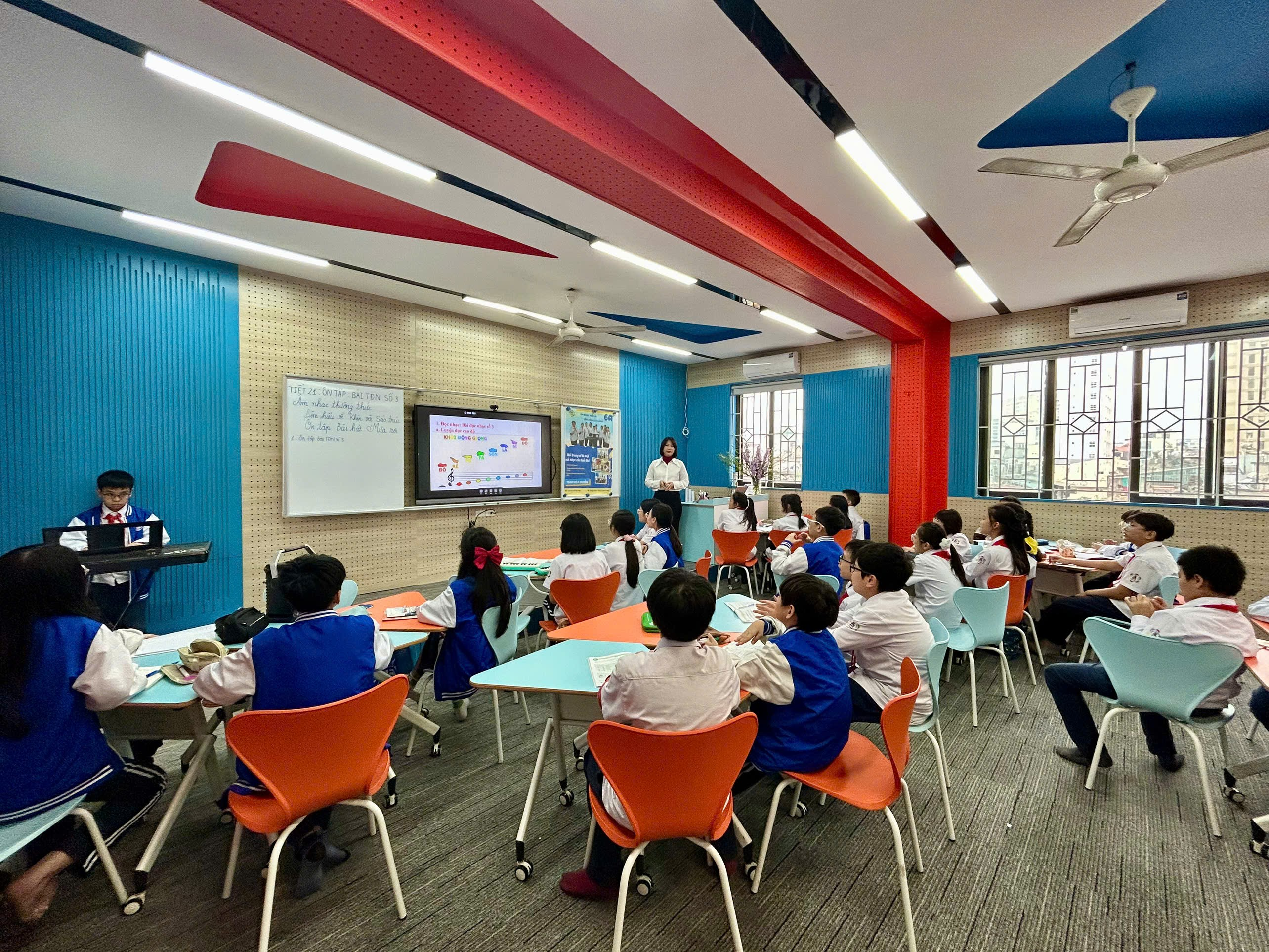 A group of children in a classroom

Description automatically generated