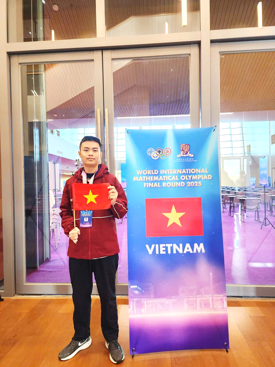 Ảnh có chứa trang phục, văn bản, Mặt người, người

Nội dung do AI tạo ra có thể không chính xác.