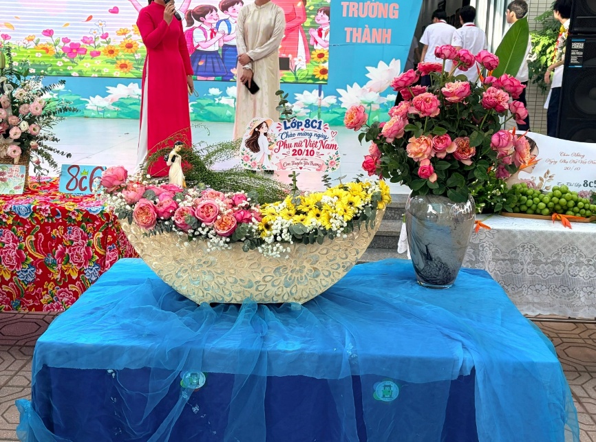 A group of flowers on a table

Description automatically generated