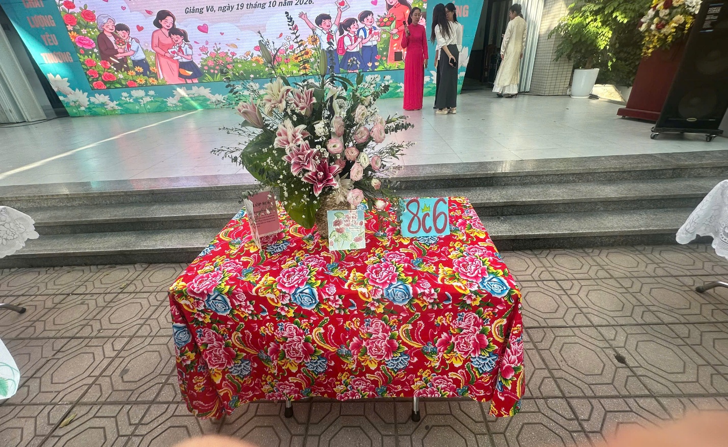 A table with flowers on it

Description automatically generated