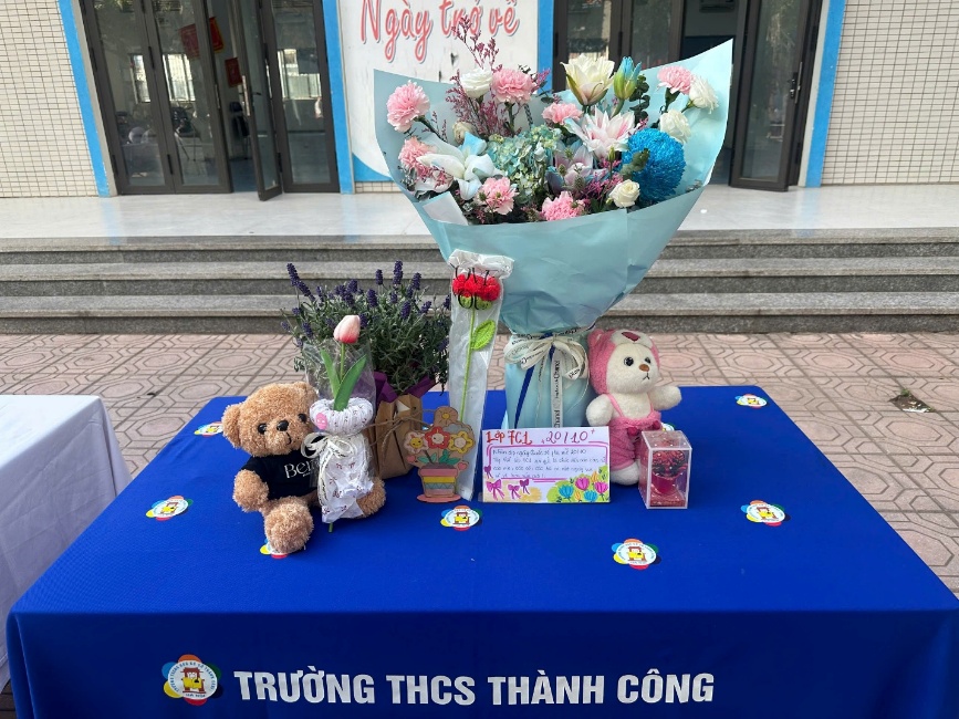 A table with flowers and teddy bears on it
Description automatically generated