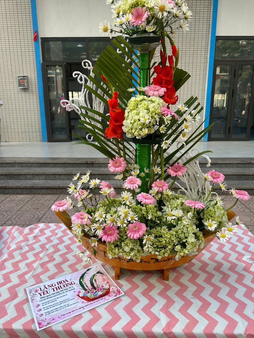 A flower arrangement on a table
Description automatically generated