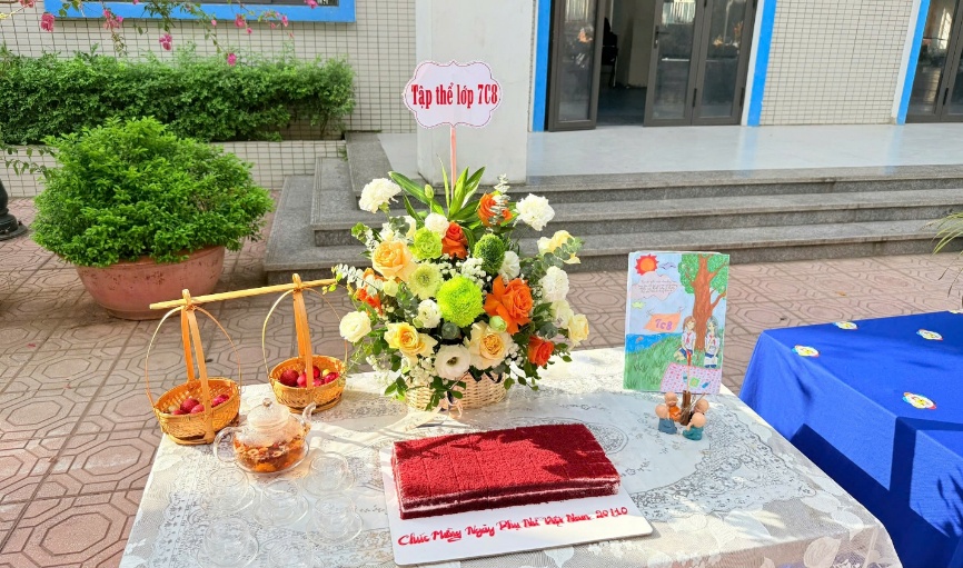 A table with flowers and baskets on it
Description automatically generated