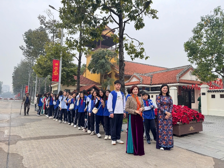 A group of people standing in a line

Description automatically generated