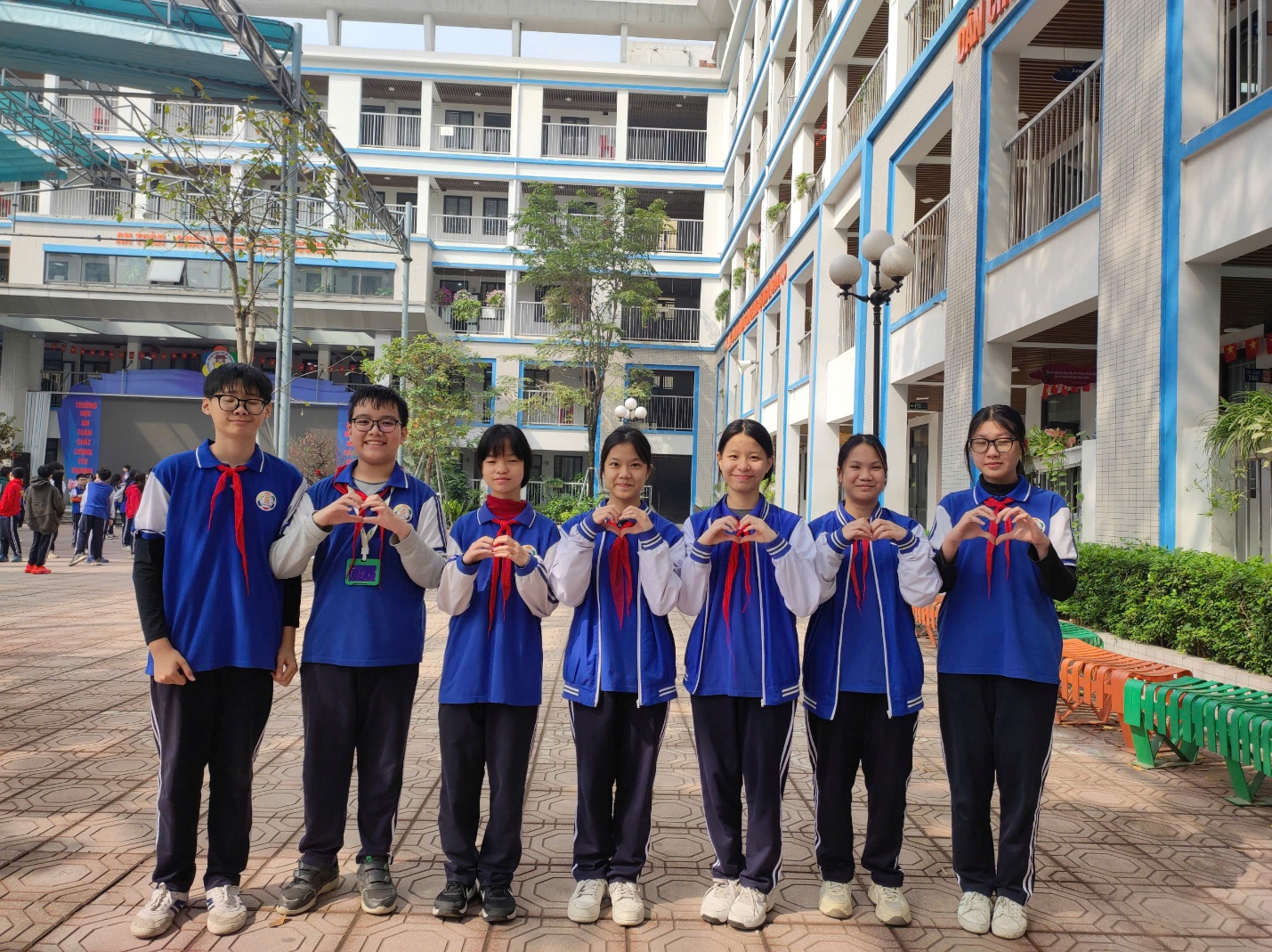 C:\Users\Nguyễn Thu Hòa\Desktop\z7519961782822_4ad504e91c90ac7cc98596e56c9cb4cd.jpg