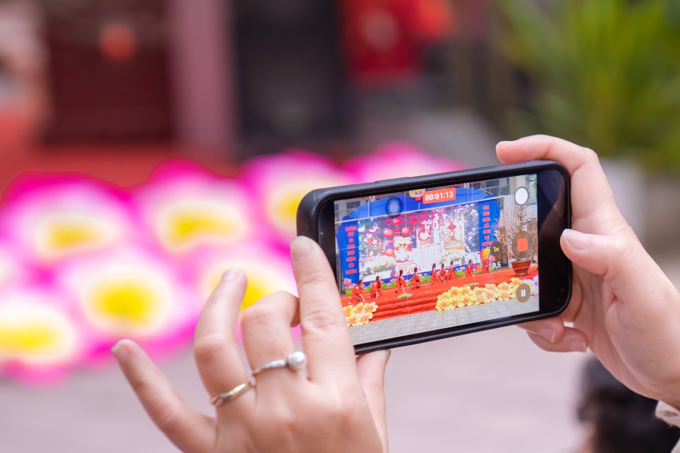 Ảnh có chứa người, Điện thoại di động, văn bản, đồ phụ tùng

Nội dung do AI tạo ra có thể không chính xác.