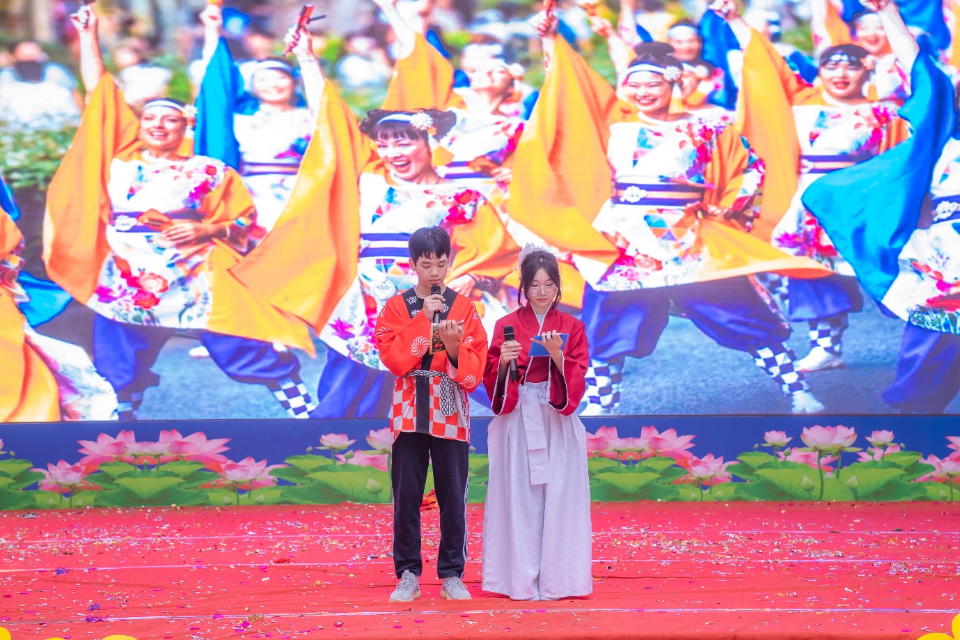 Ảnh có chứa trang phục, người, ngoài trời, cười

Nội dung do AI tạo ra có thể không chính xác.