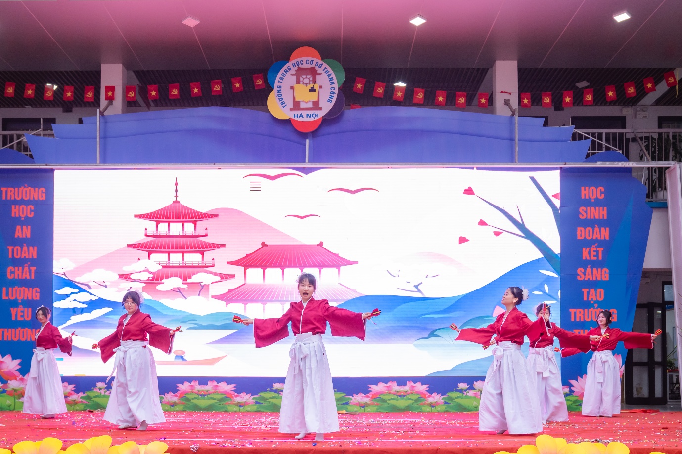 Ảnh có chứa trang phục, Khiêu vũ, người, trong nhà

Nội dung do AI tạo ra có thể không chính xác.