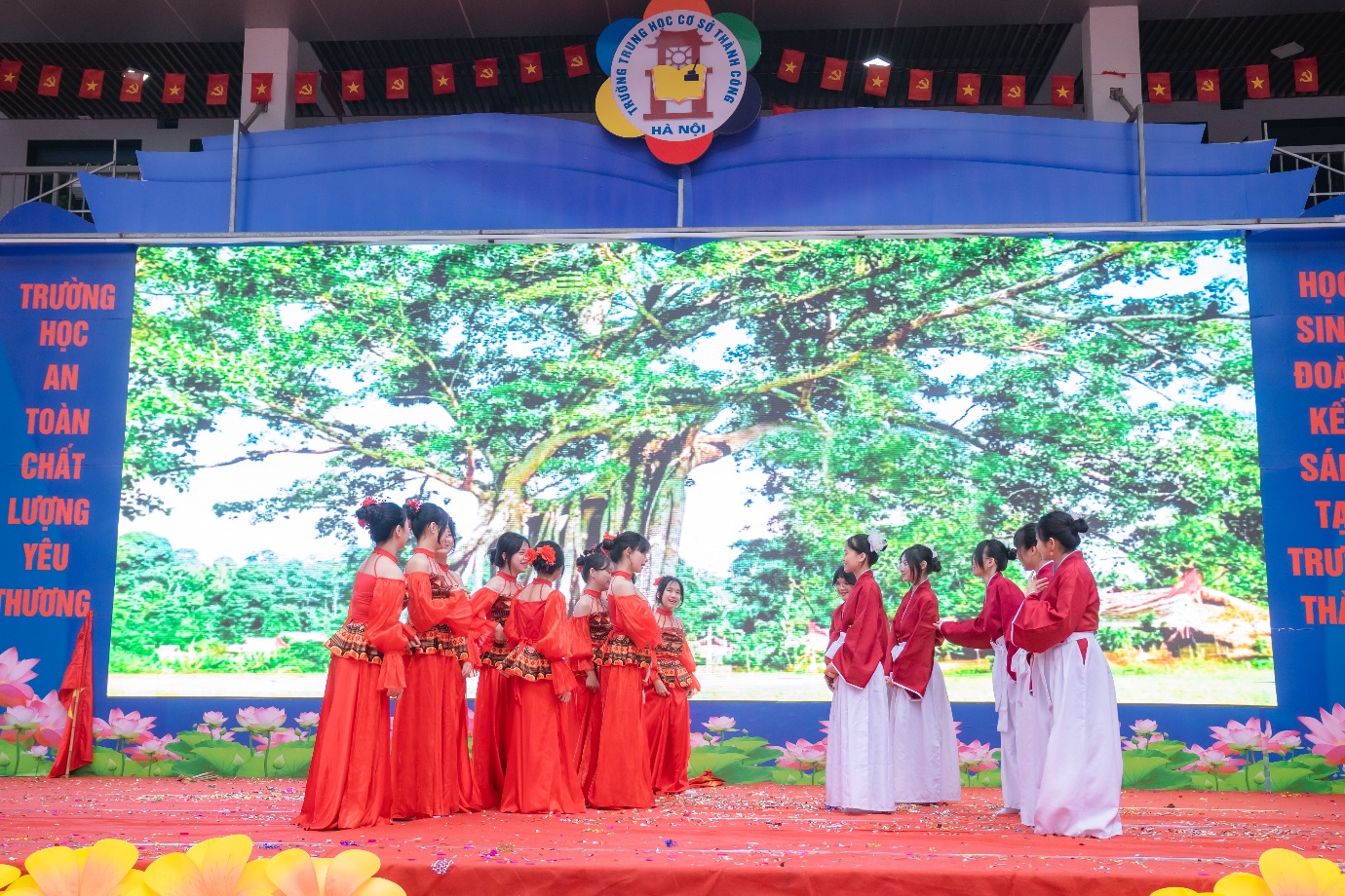 Ảnh có chứa cây cối, trang phục, hoa, ngoài trời

Nội dung do AI tạo ra có thể không chính xác.