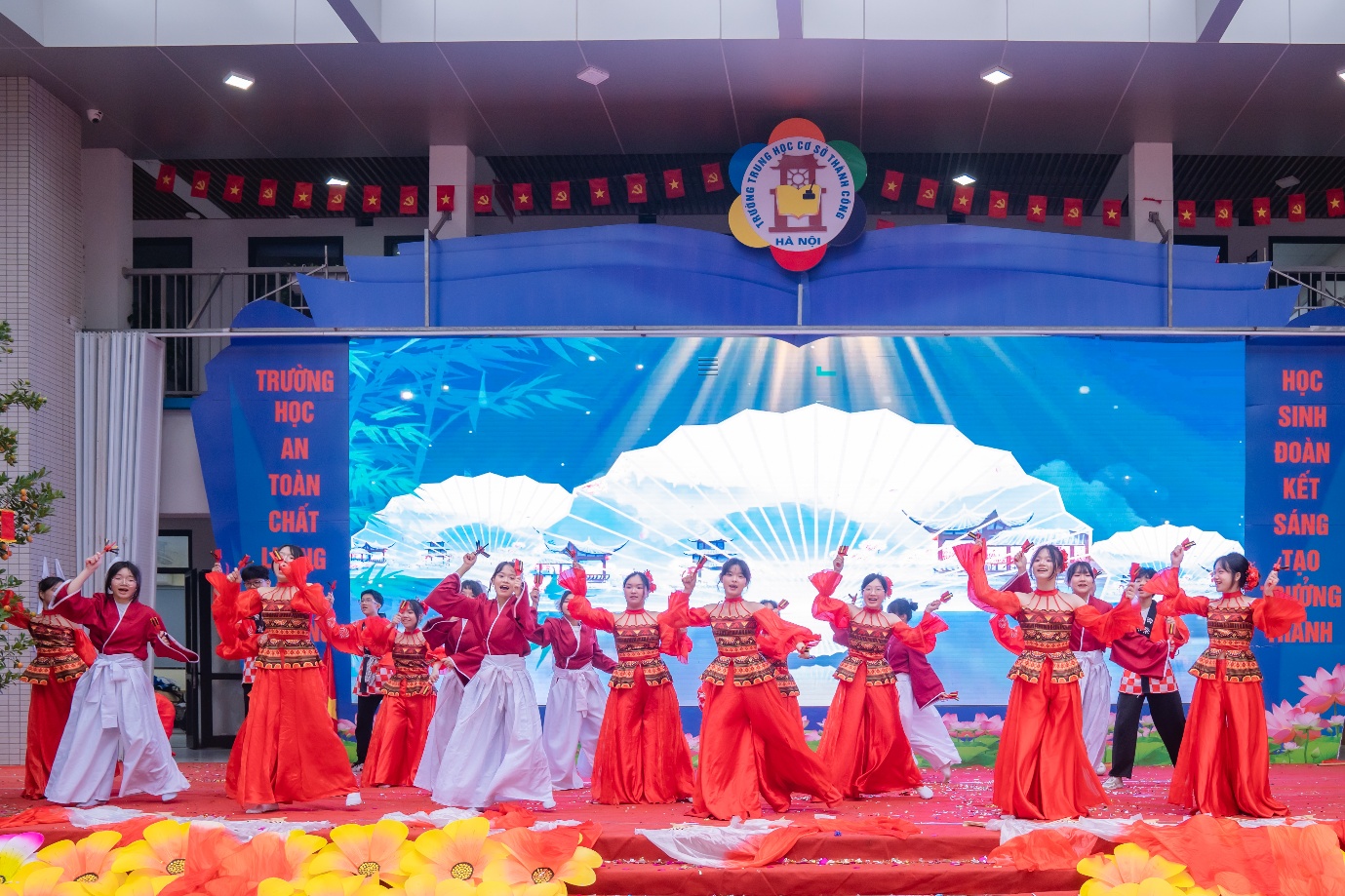 Ảnh có chứa Khiêu vũ, hoa, người, trong nhà

Nội dung do AI tạo ra có thể không chính xác.