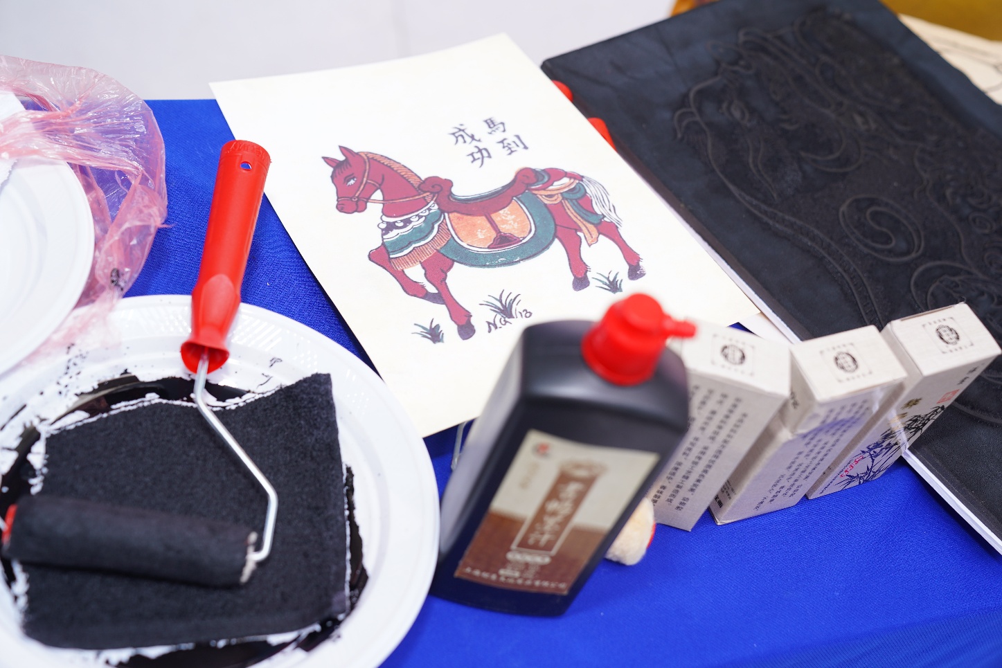 Ảnh có chứa Vật dụng mang theo hàng ngày, Tác phẩm nghệ thuật của trẻ con, văn phòng phẩm, trong nhà

Nội dung do AI tạo ra có thể không chính xác.