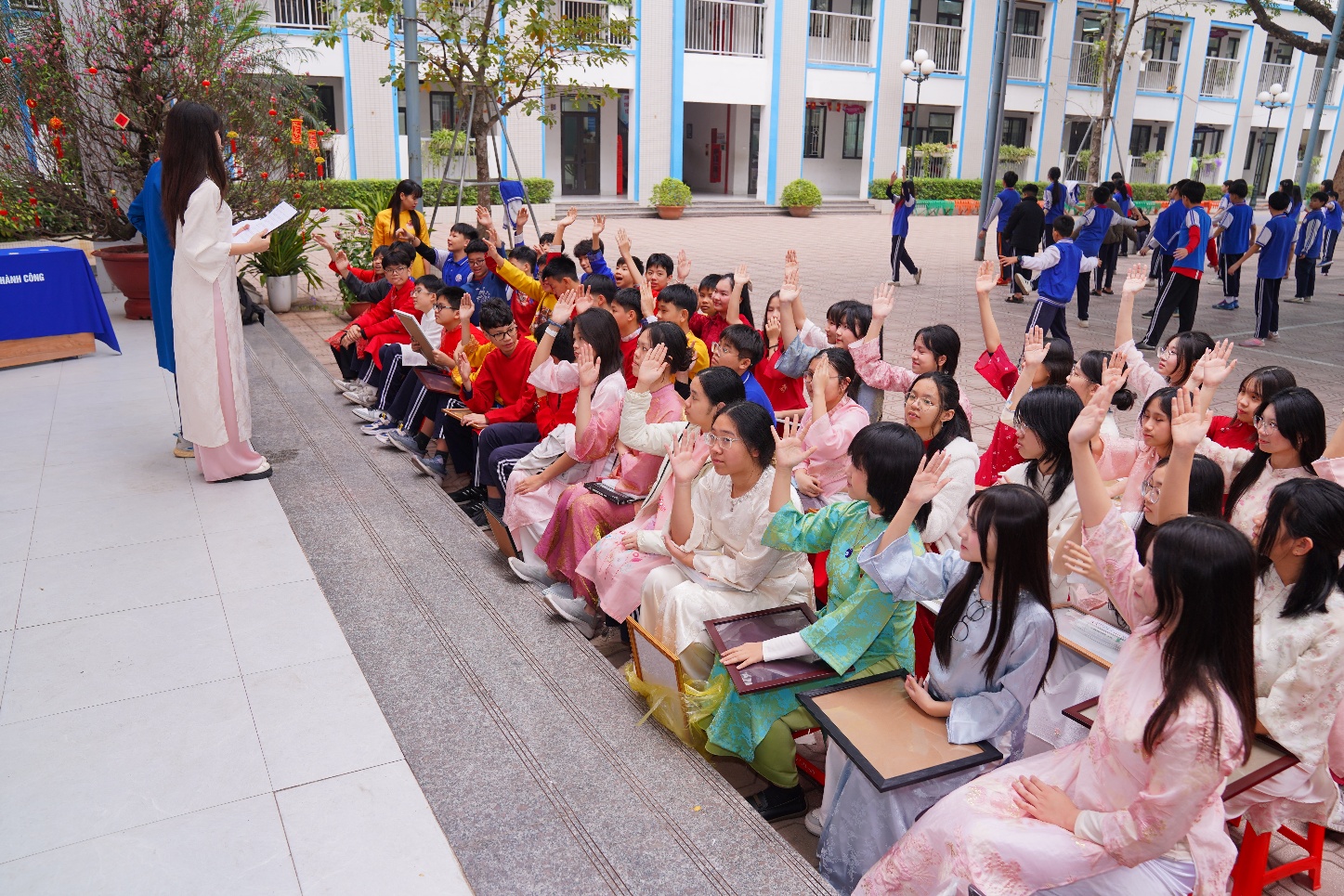 Ảnh có chứa người, trang phục, ngoài trời, phụ nữ

Nội dung do AI tạo ra có thể không chính xác.