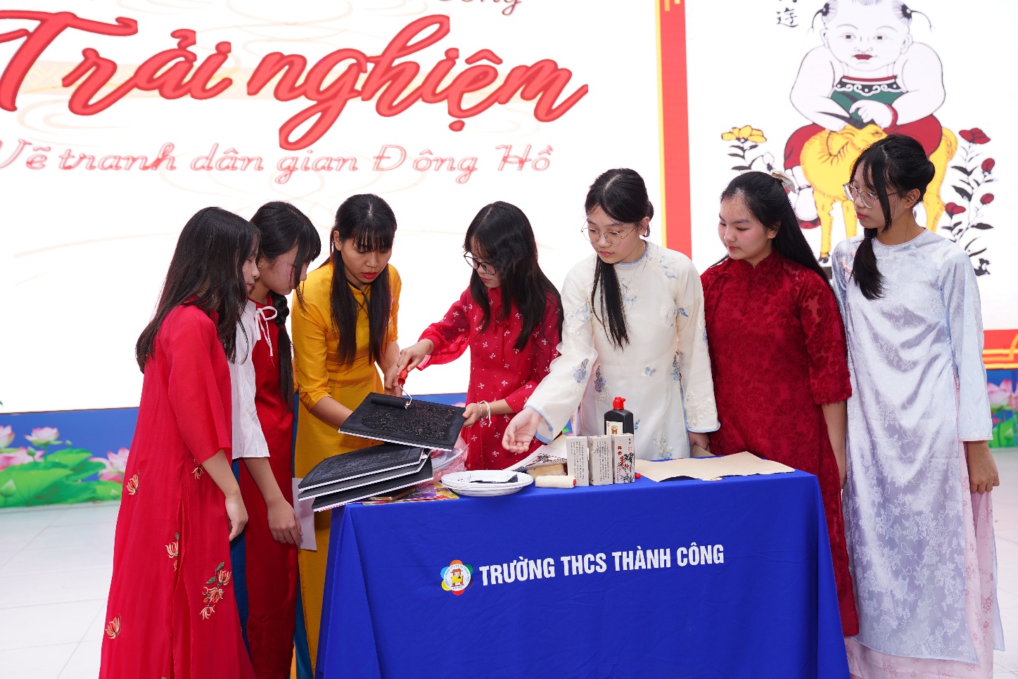 Ảnh có chứa trang phục, người, cô gái, đứng

Nội dung do AI tạo ra có thể không chính xác.